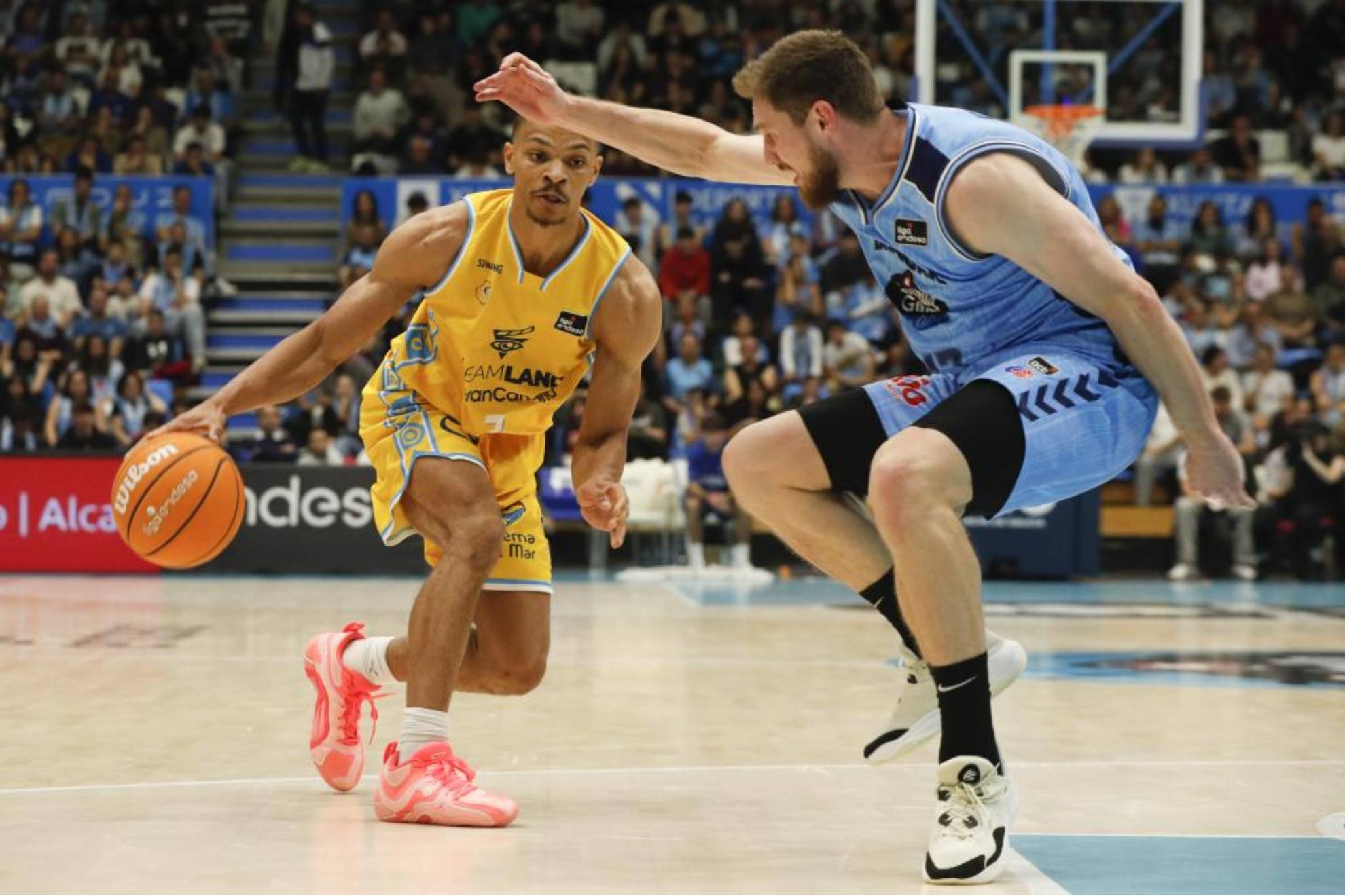 El base del Gran Canaria Isaiah Wong, presionado por Arturs Kurucs.
