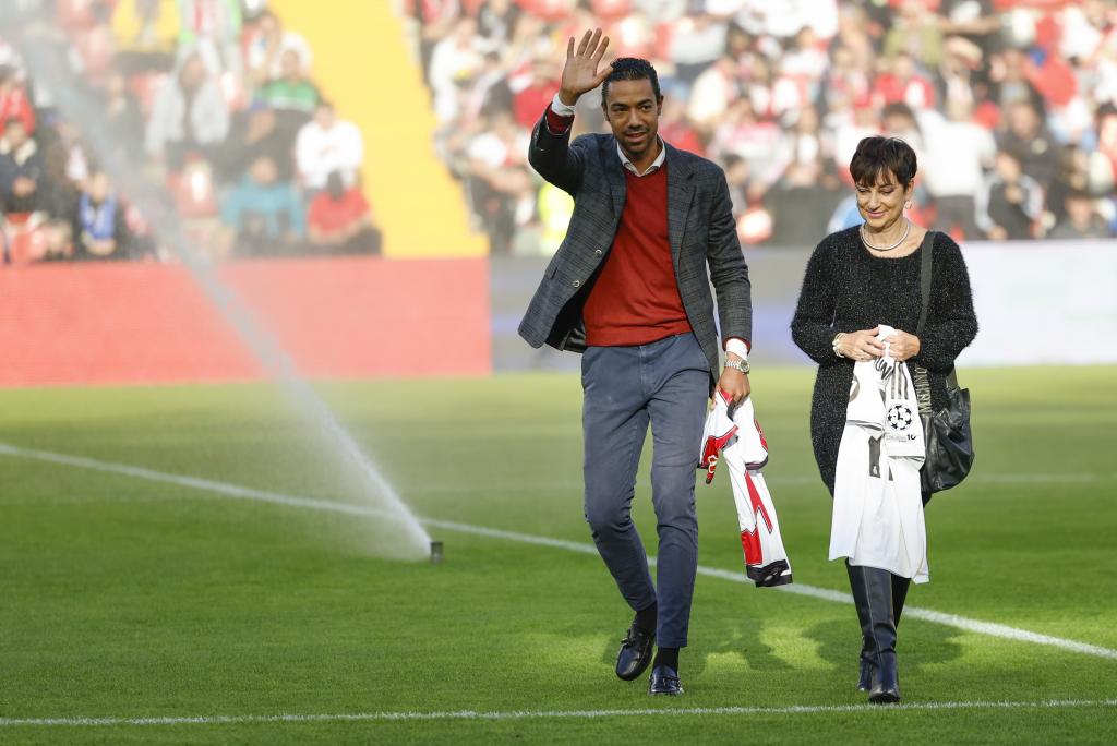 Homenaje a Laurie Cunningham, en presencia de Sergio, su hijo, antes del partido de su equipo contra el Real Madrid este domingo en el Estadio de Vallecas.