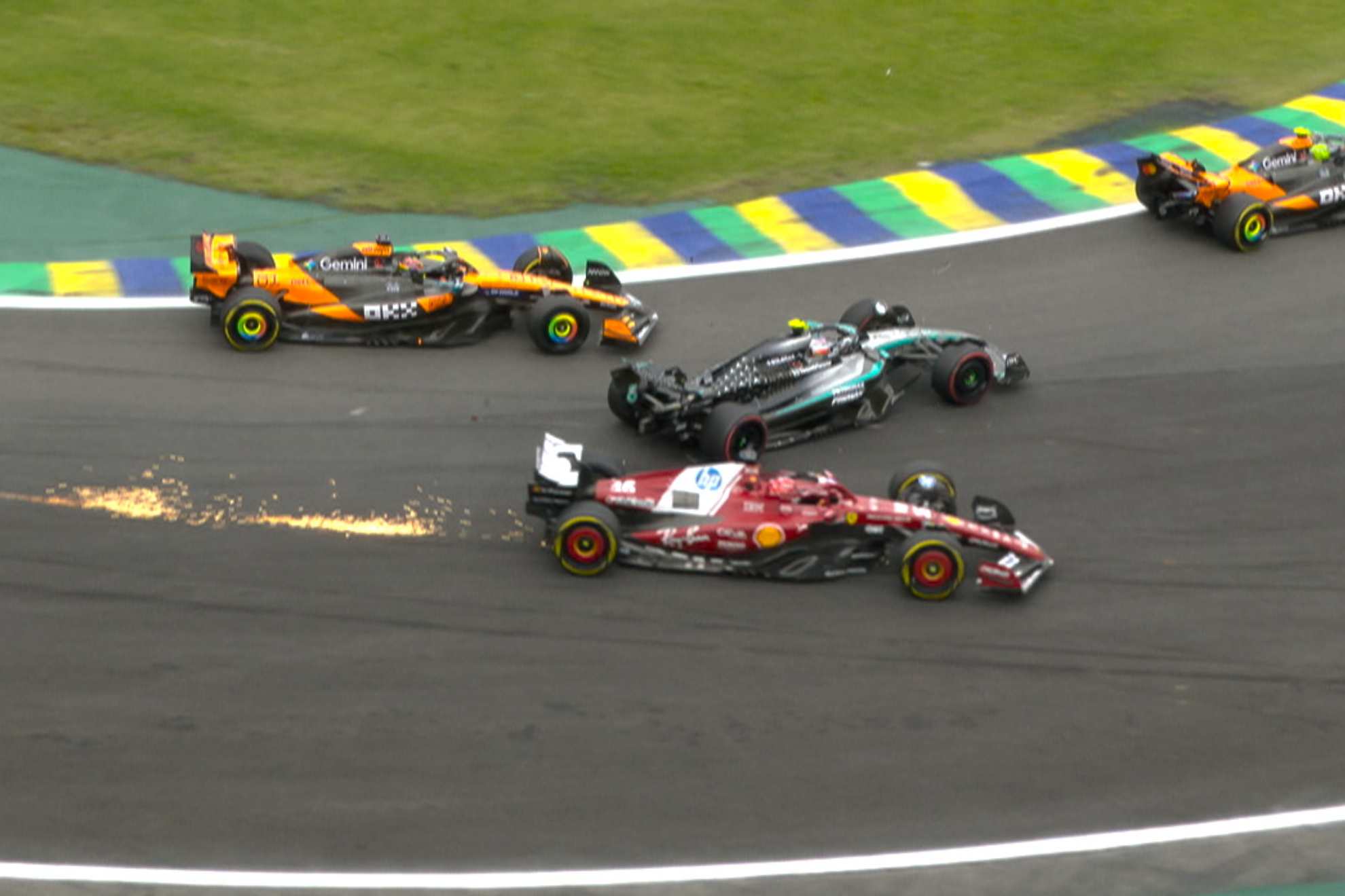 Momento del toque a tres bandas entre Piastri, Antonelli y Leclerc.