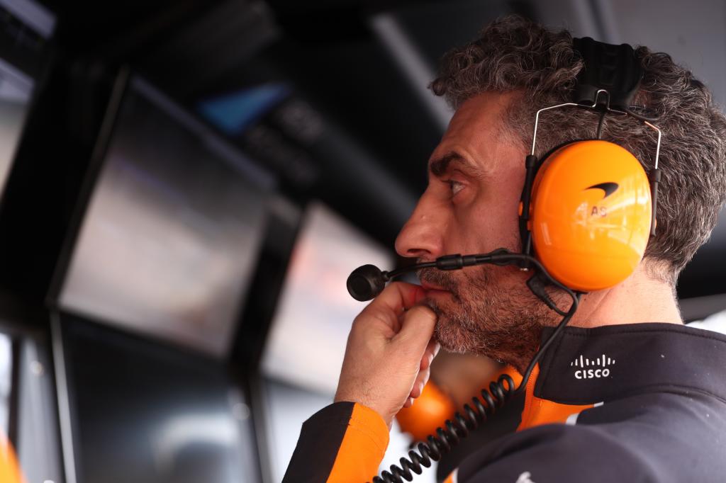 Andrea Stella, directora del equipo McLaren, en el muro de Brasil.