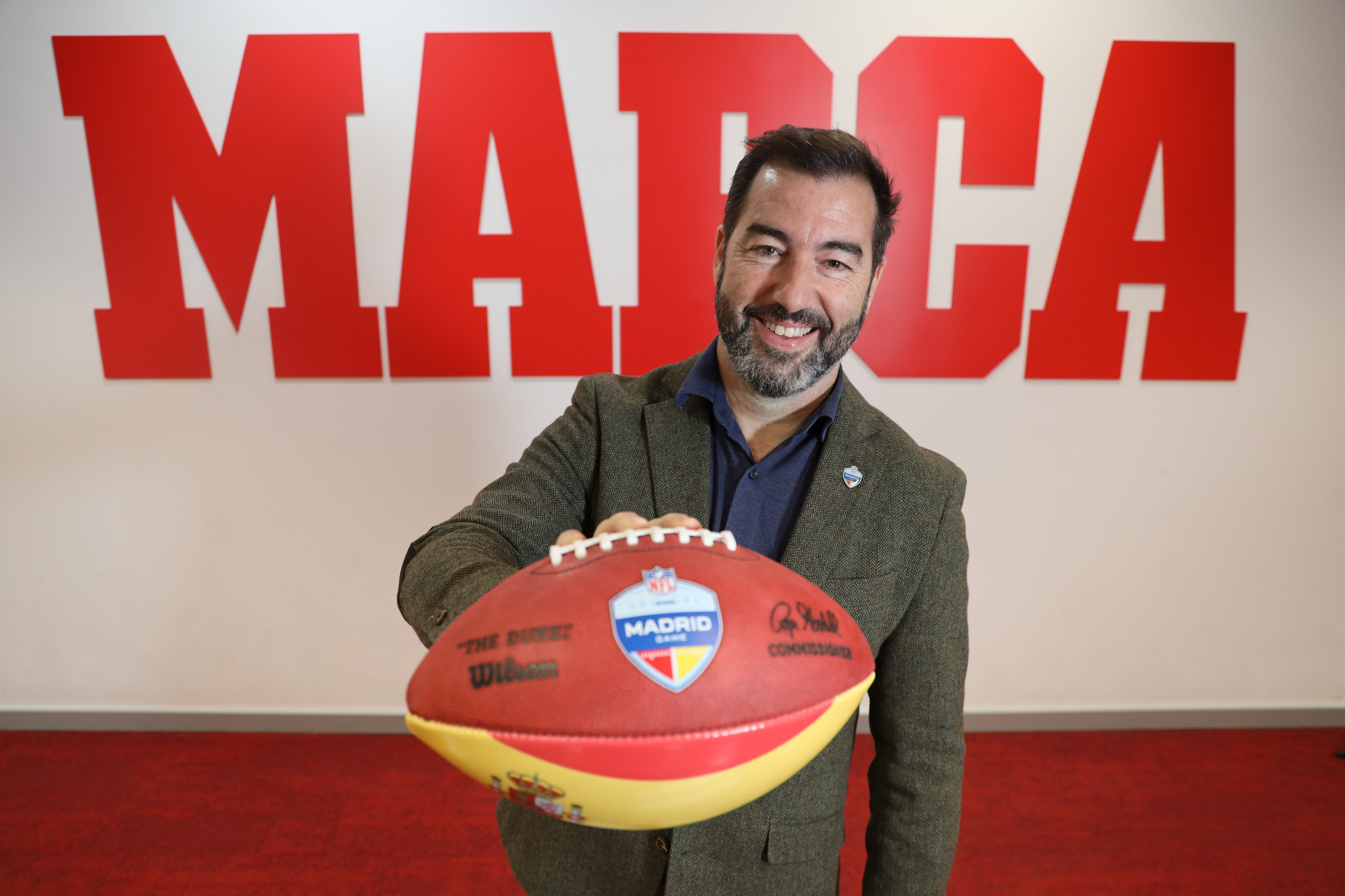 De los Santos, con el oval especial en honor al partido.
