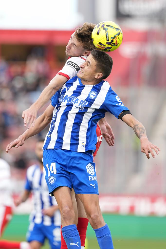 Vanat pelea por un balón con Facundo Tenaglia.
