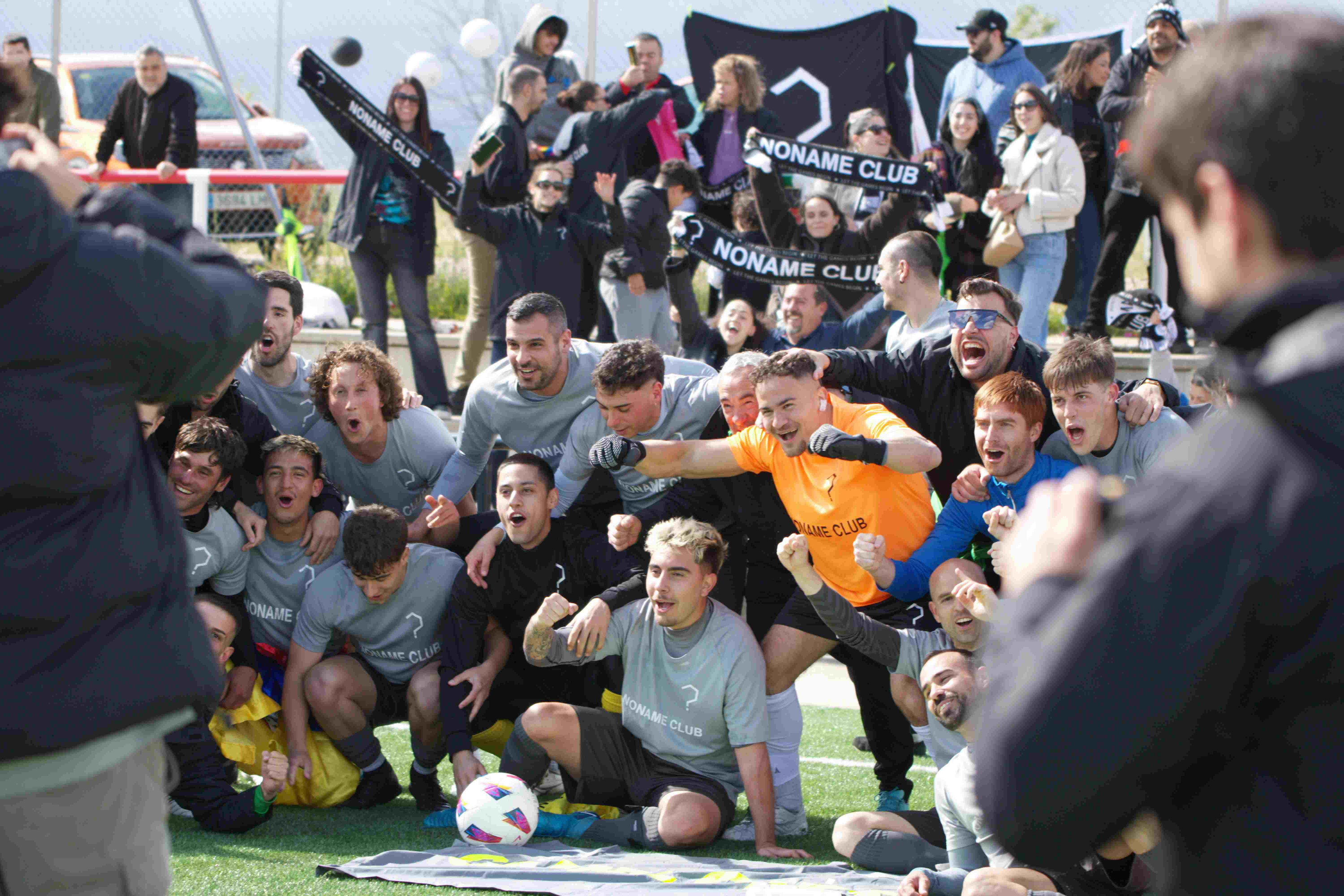 El Noname, celebrando el ascenso de la temporada pasada.