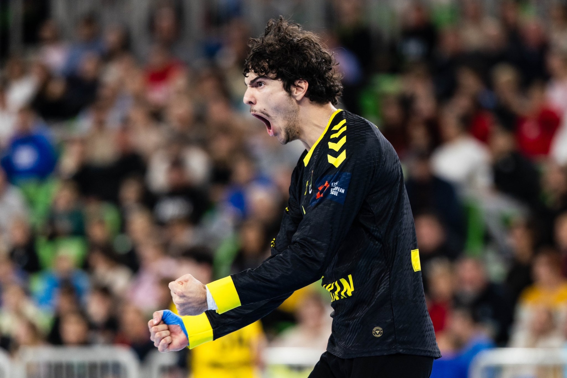 El portero serbio Krivokapacic celebra una parada en la Liga Europea.
