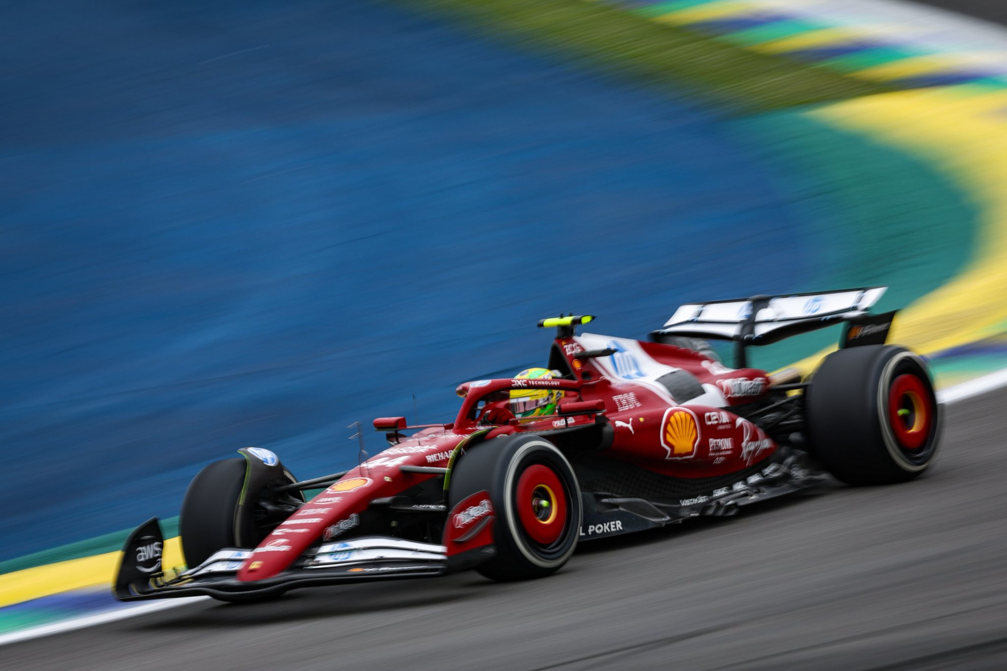 Lewis Hamilton, compitiendo en Interlagos.