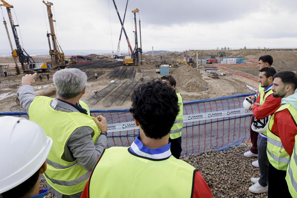 Visita de los jugadores del Atlético a la futura Cité des Sports.