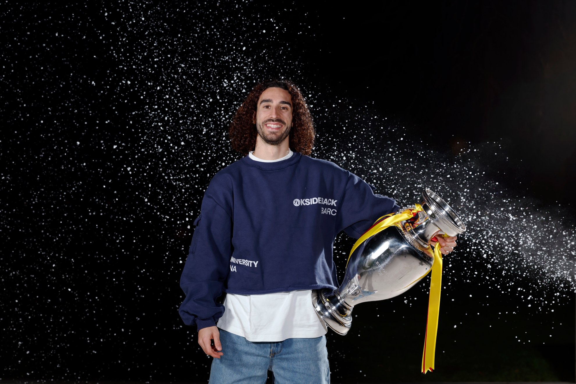 Cucurella, con la reproducción de la Eurocopa que tiene en su casa-