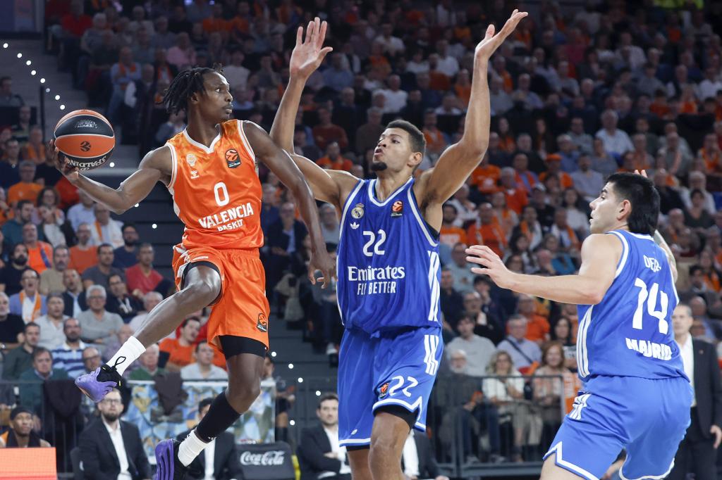 Brancou Badio juega un balón ante Edy Tavares.