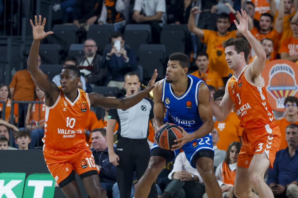 Edy Tavares disputa un balón con los jugadires del Valencia Omari Moore y Nate Reuvers.
