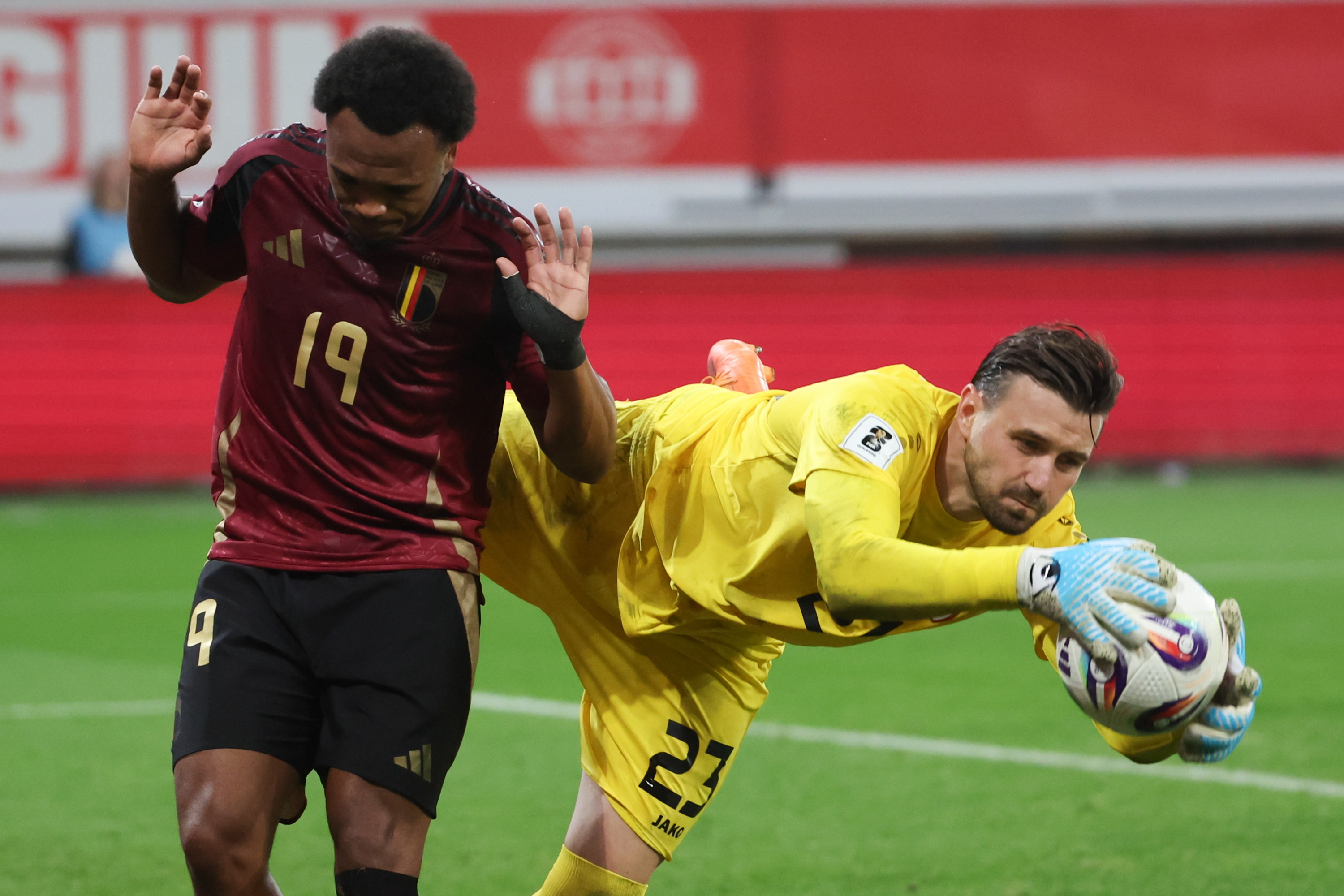 Dimitrievski ante Openda en un un partido Macedonia - Bélgica.