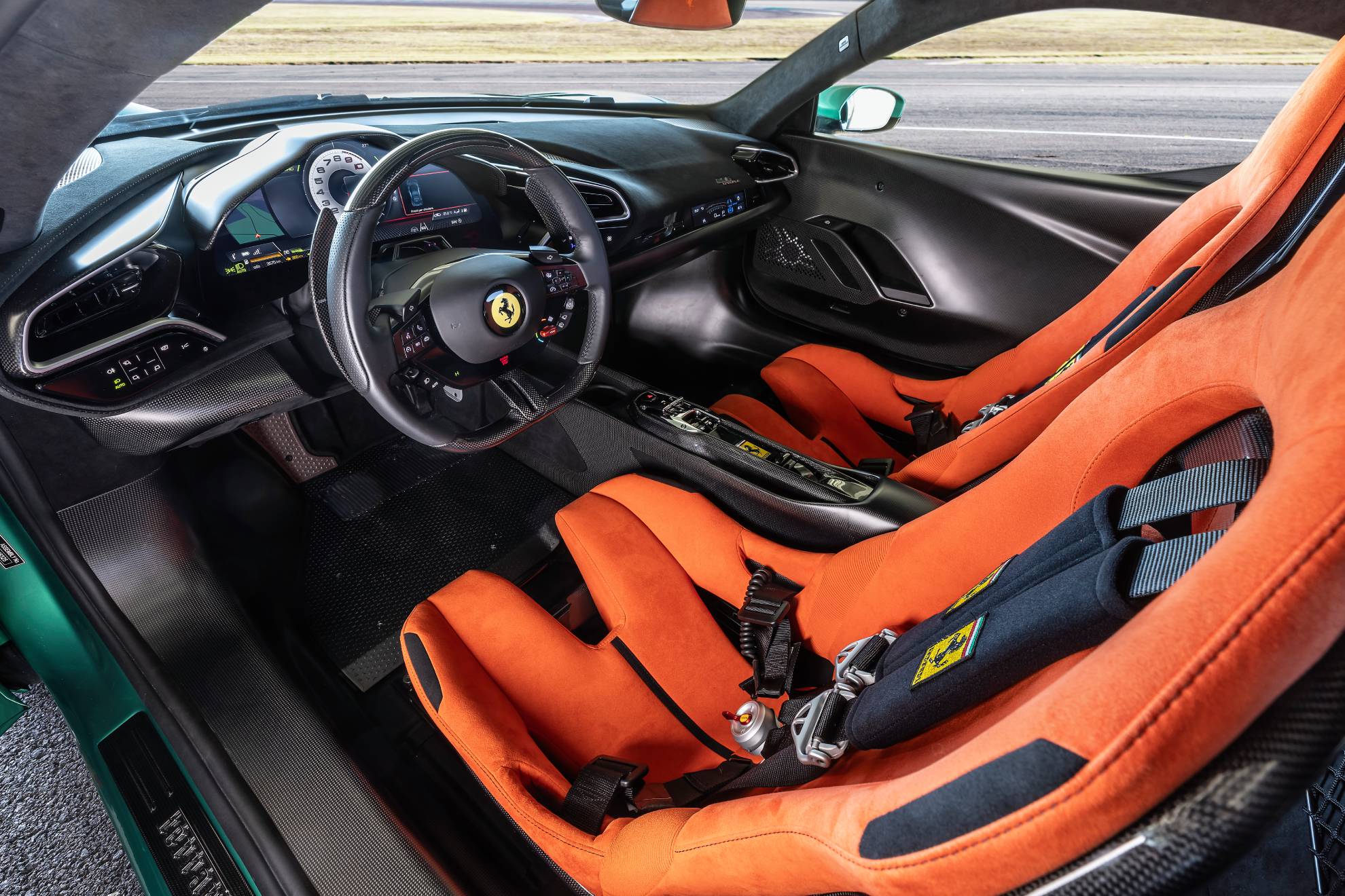 El interior se ha aligerado conforme a un coche con tintes de competición.