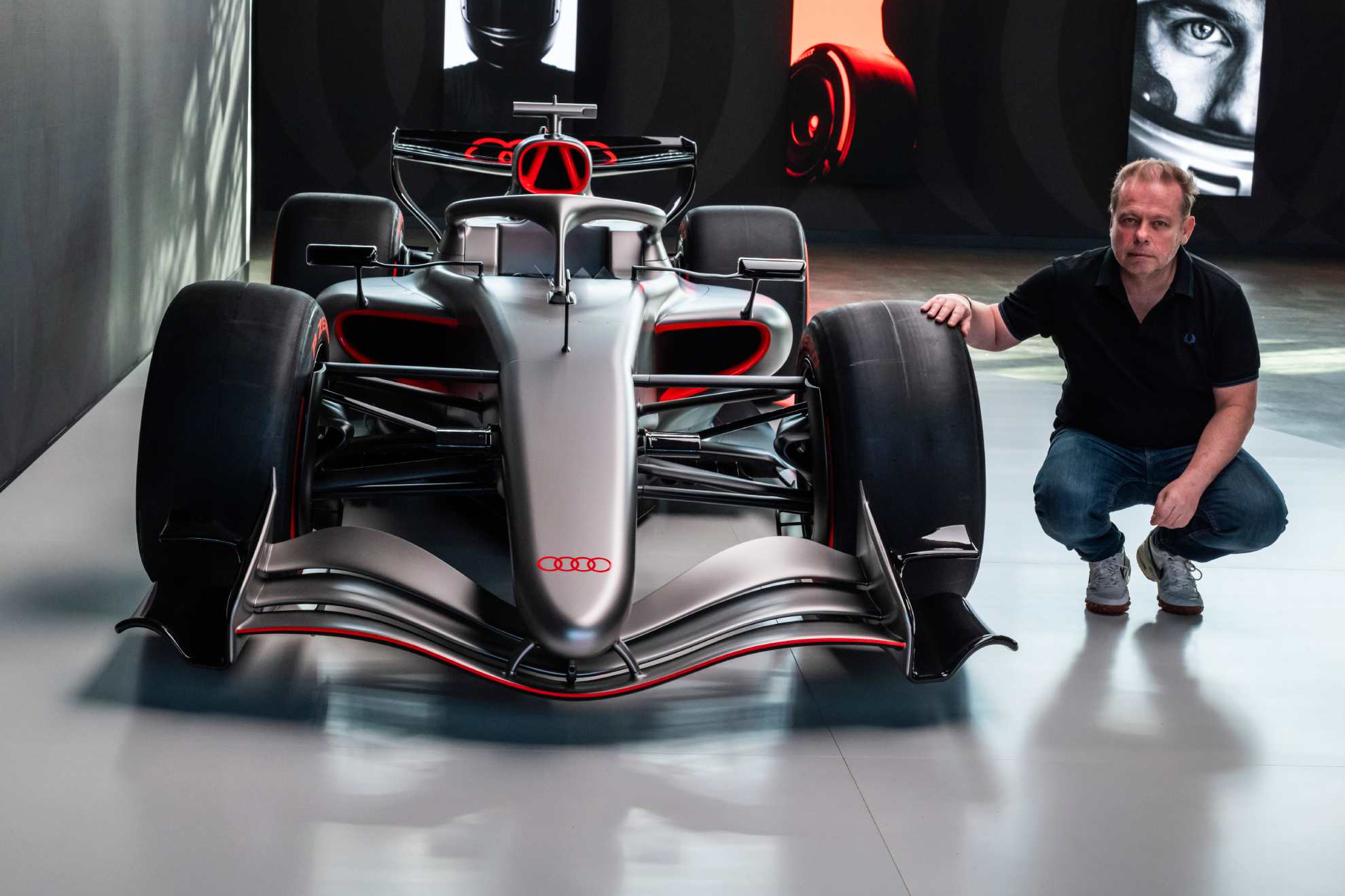 Vista frontal de nuevo Audi, que recuerda a los coches de los 2000.