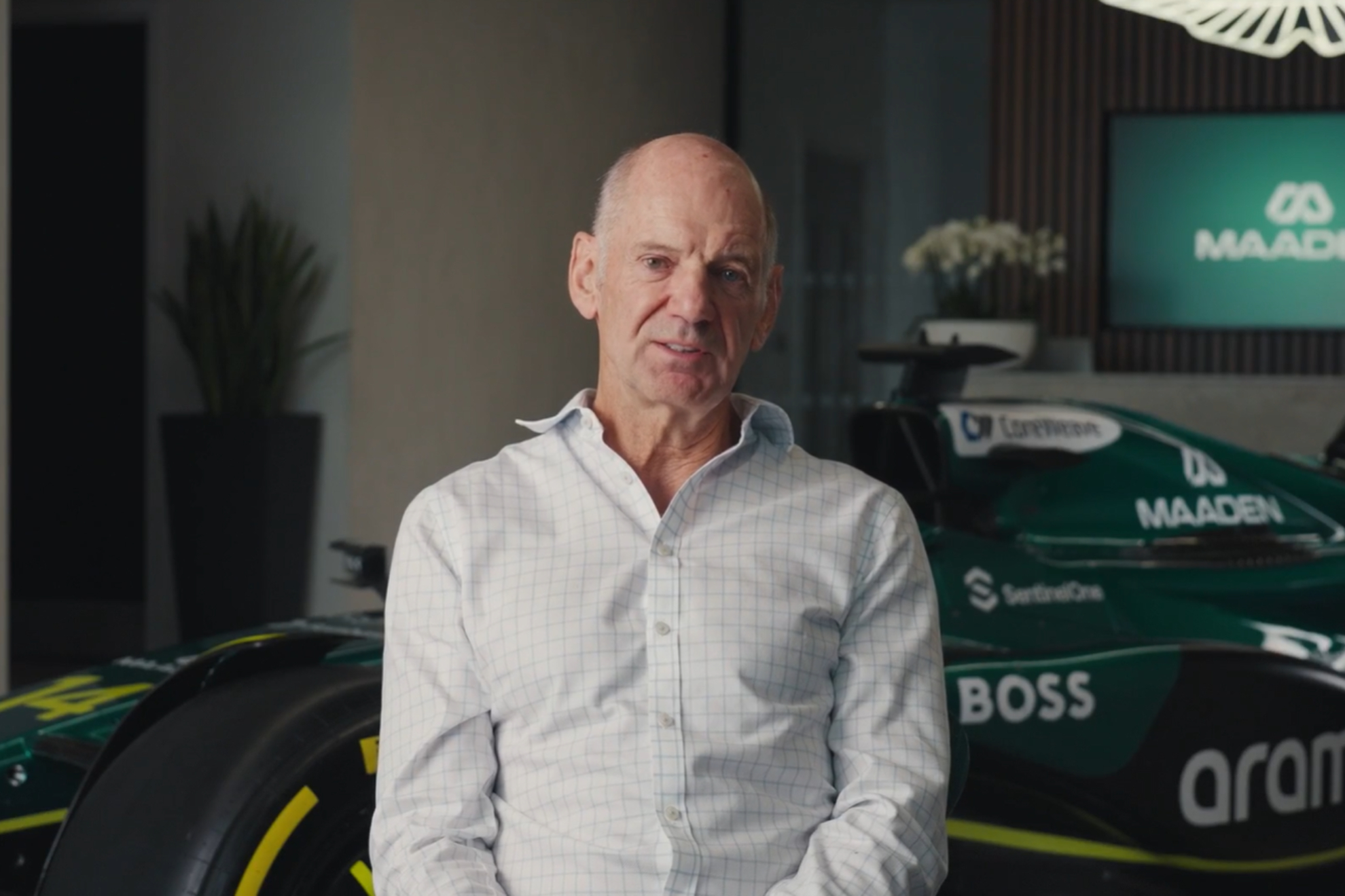 Newey, con el Aston Martin de fondo.