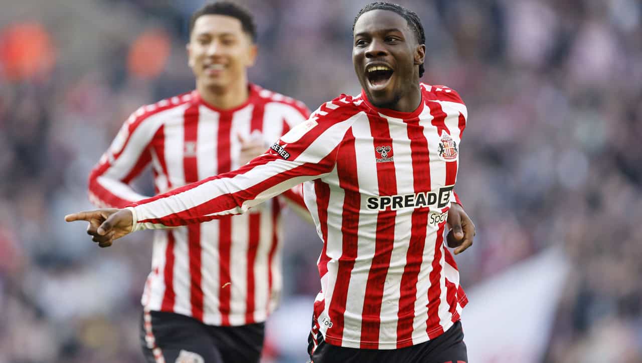 Elizier Mayenda celebrando un tanto con el Sunderland.