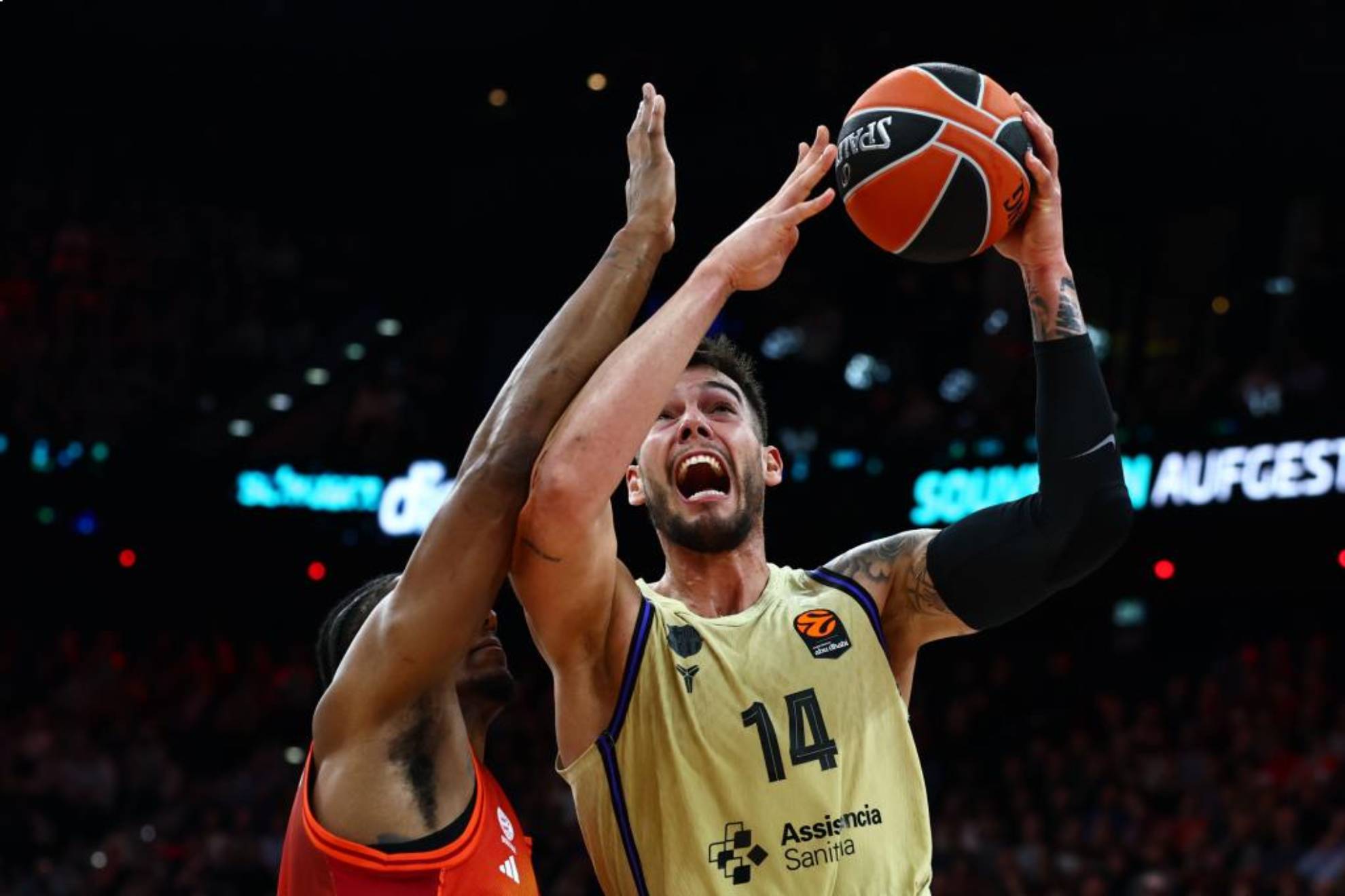 Willy Hernangómez trata de anotar en el partido ante el Bayern.
