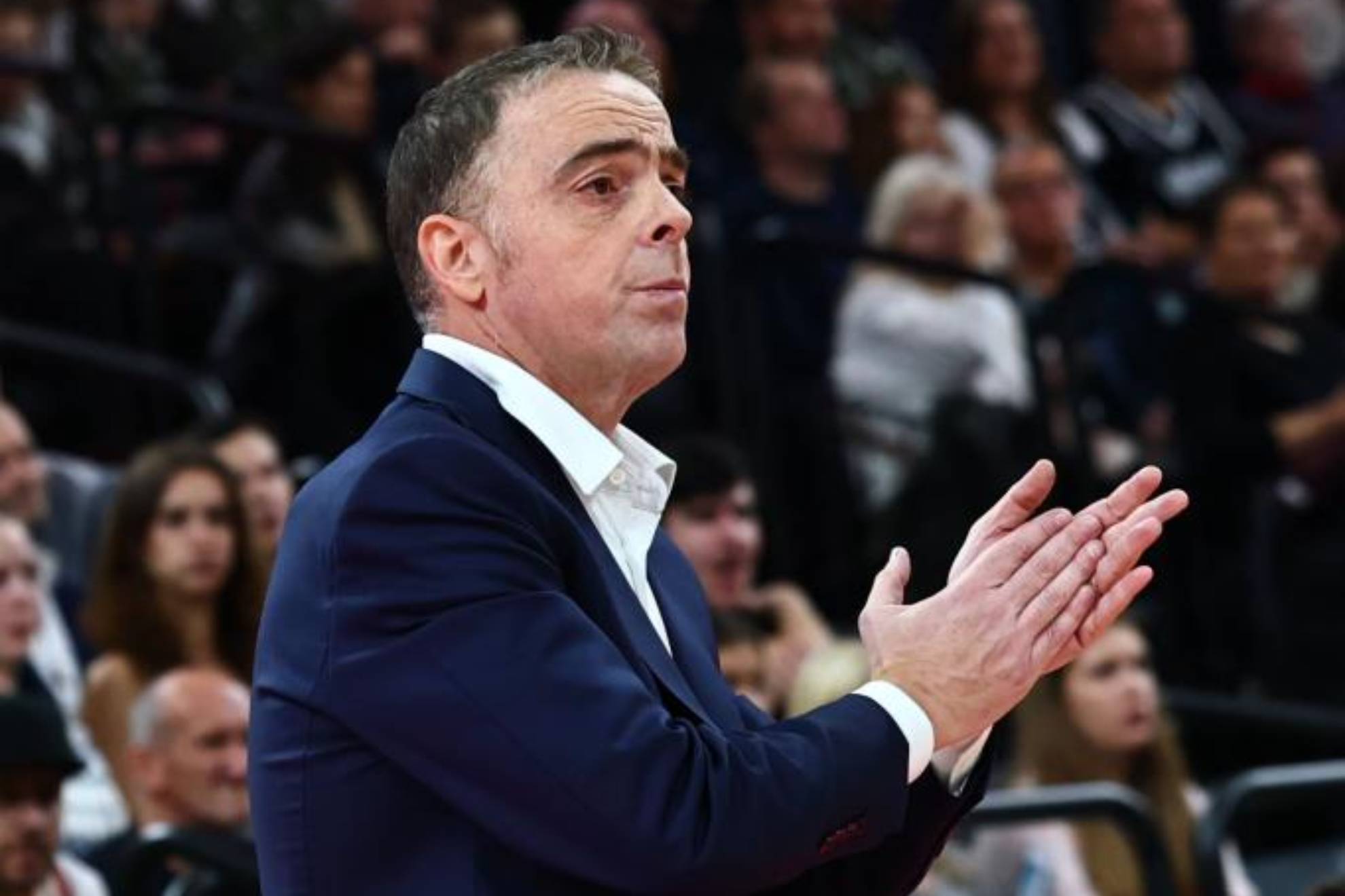 Óscar Orellana aplaude una acción del Barcelona durante el partido ante el Bayern.