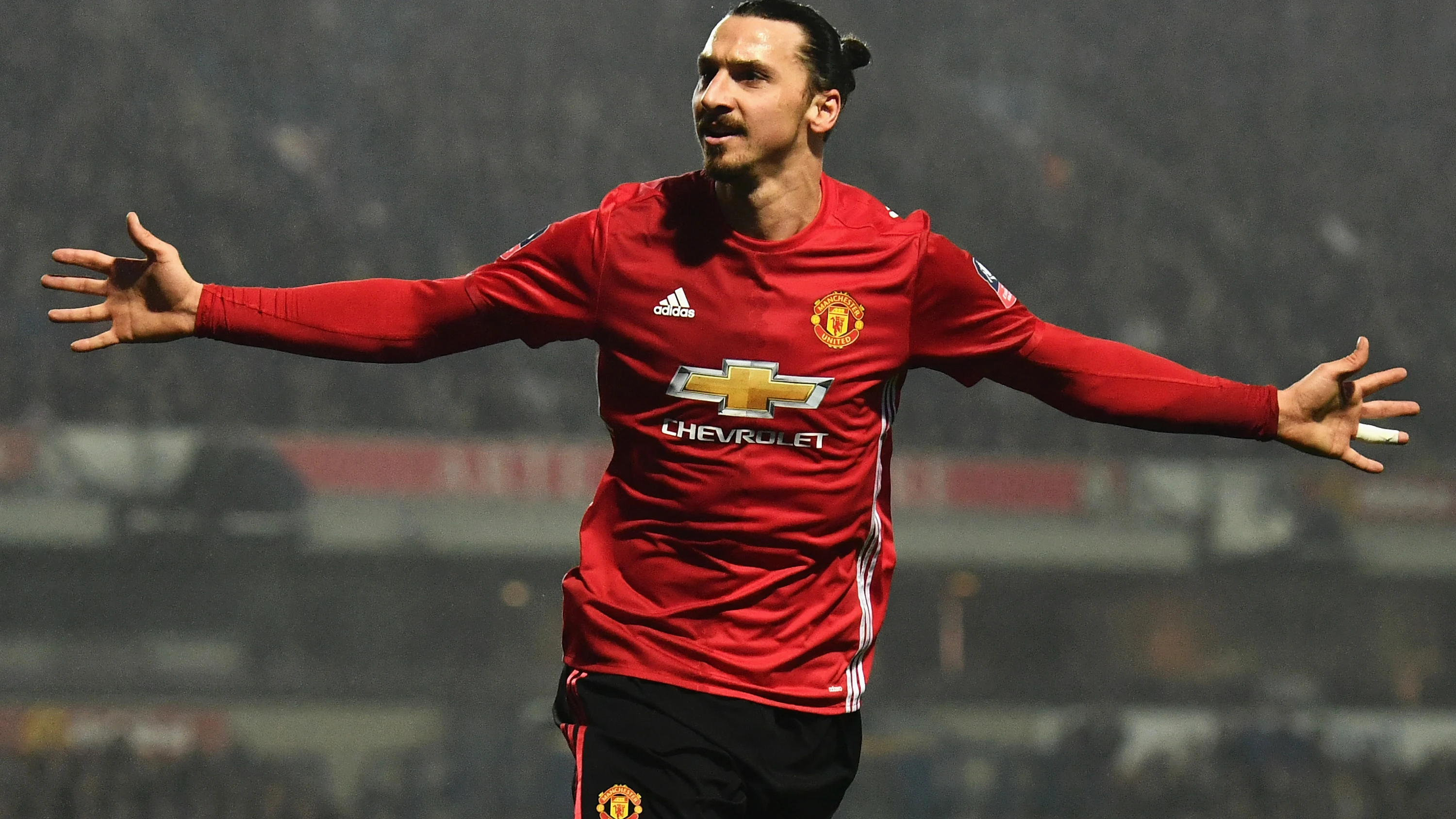 Ibrahimovic celebrando un gol con el Manchester United.