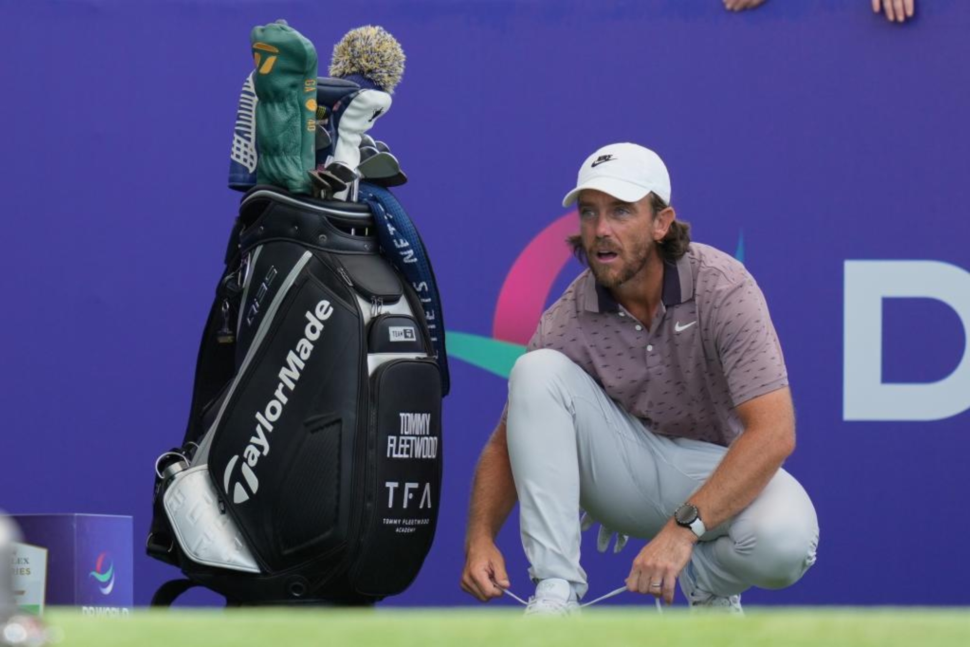 Tommy Fleetwood (36) se abrocha un zapato