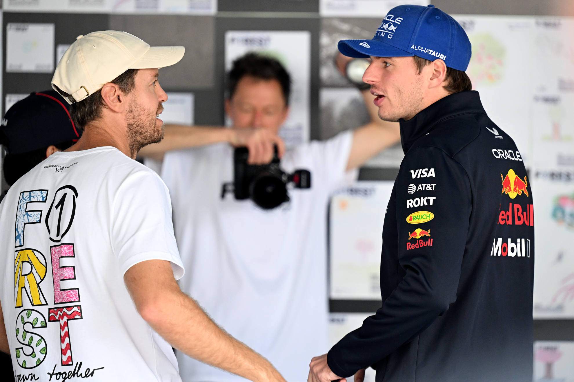 Vettel habla con Verstappen.
