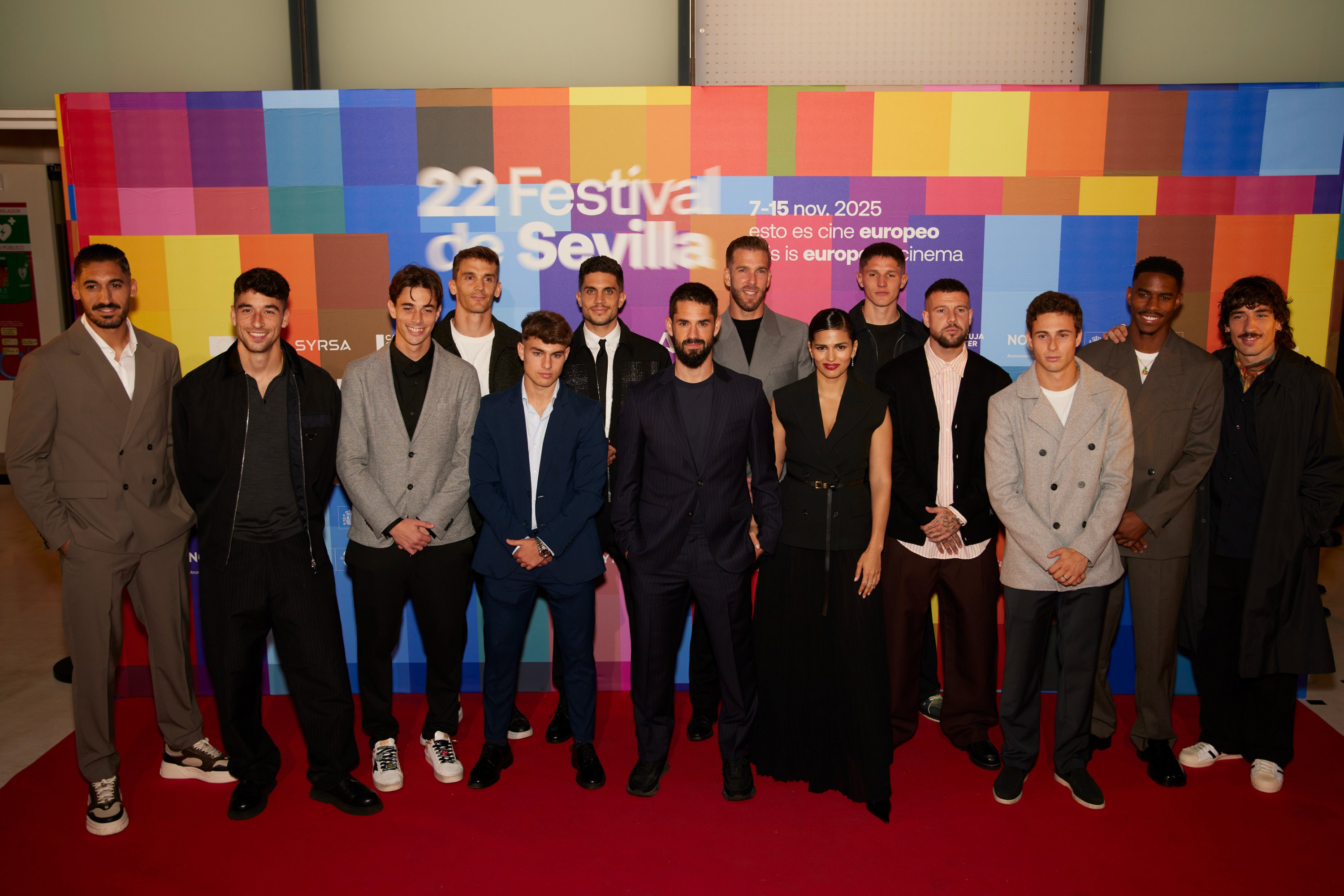 Isco y Sara Sálamo, con los jugadores del Betis