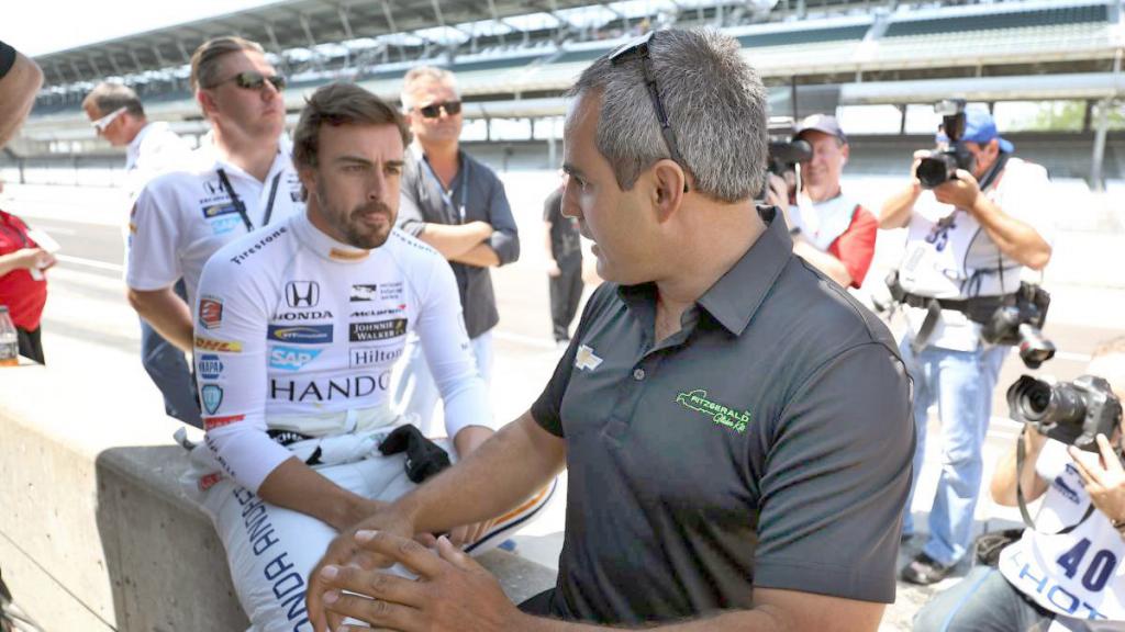 Alonso y Montoya conversan en la Indy500 2017.