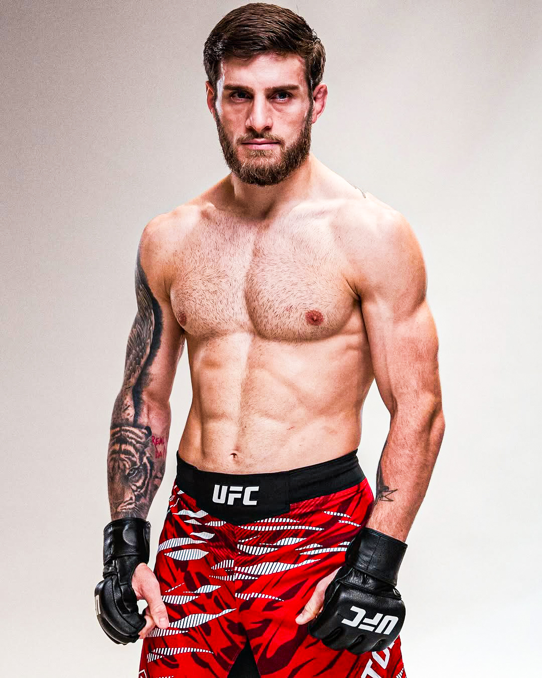 Aleksandre Topuria posa para la UFC.