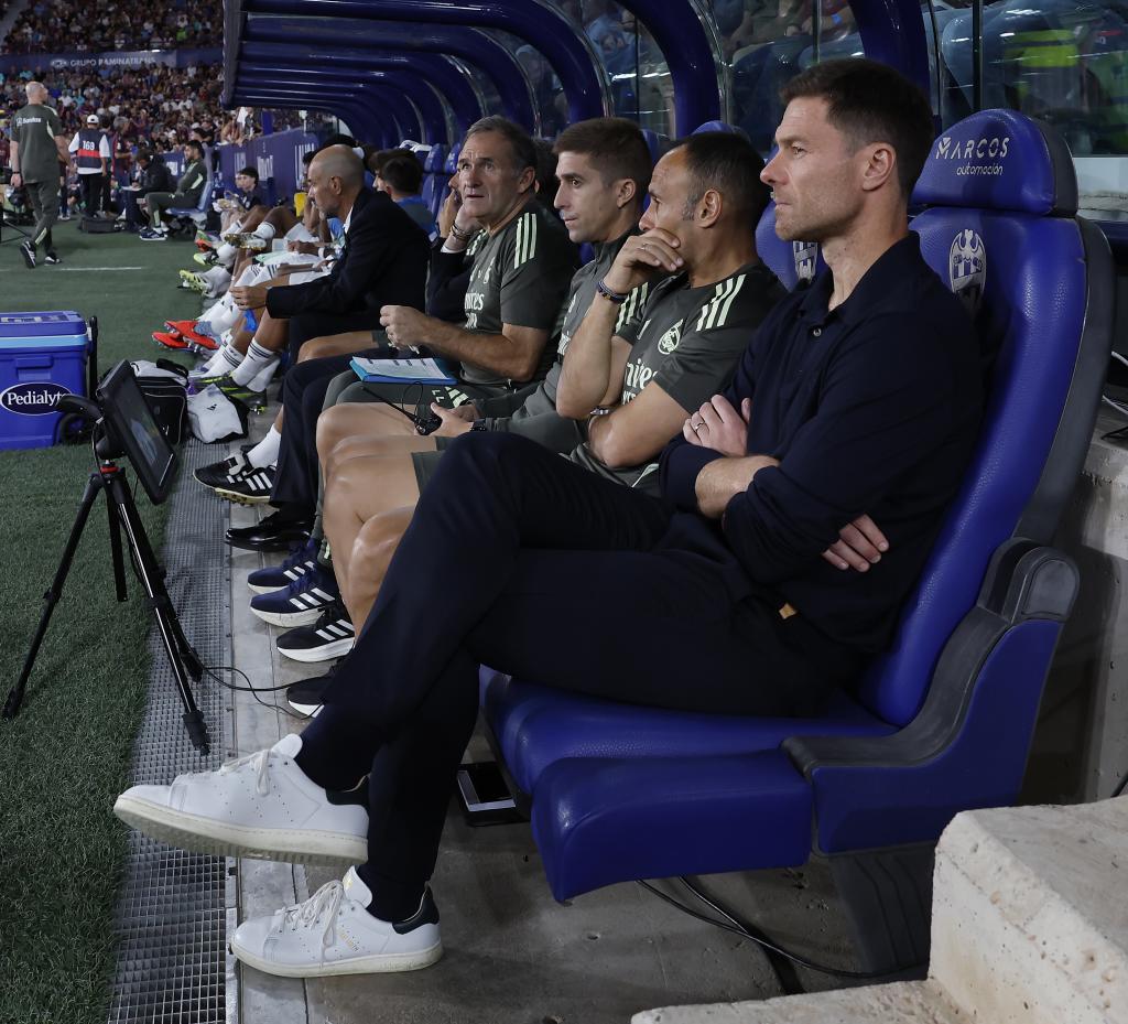 Imagen del banquillo del Real Madrid con el monitor que La Liga facilita al cuerpo técnico.