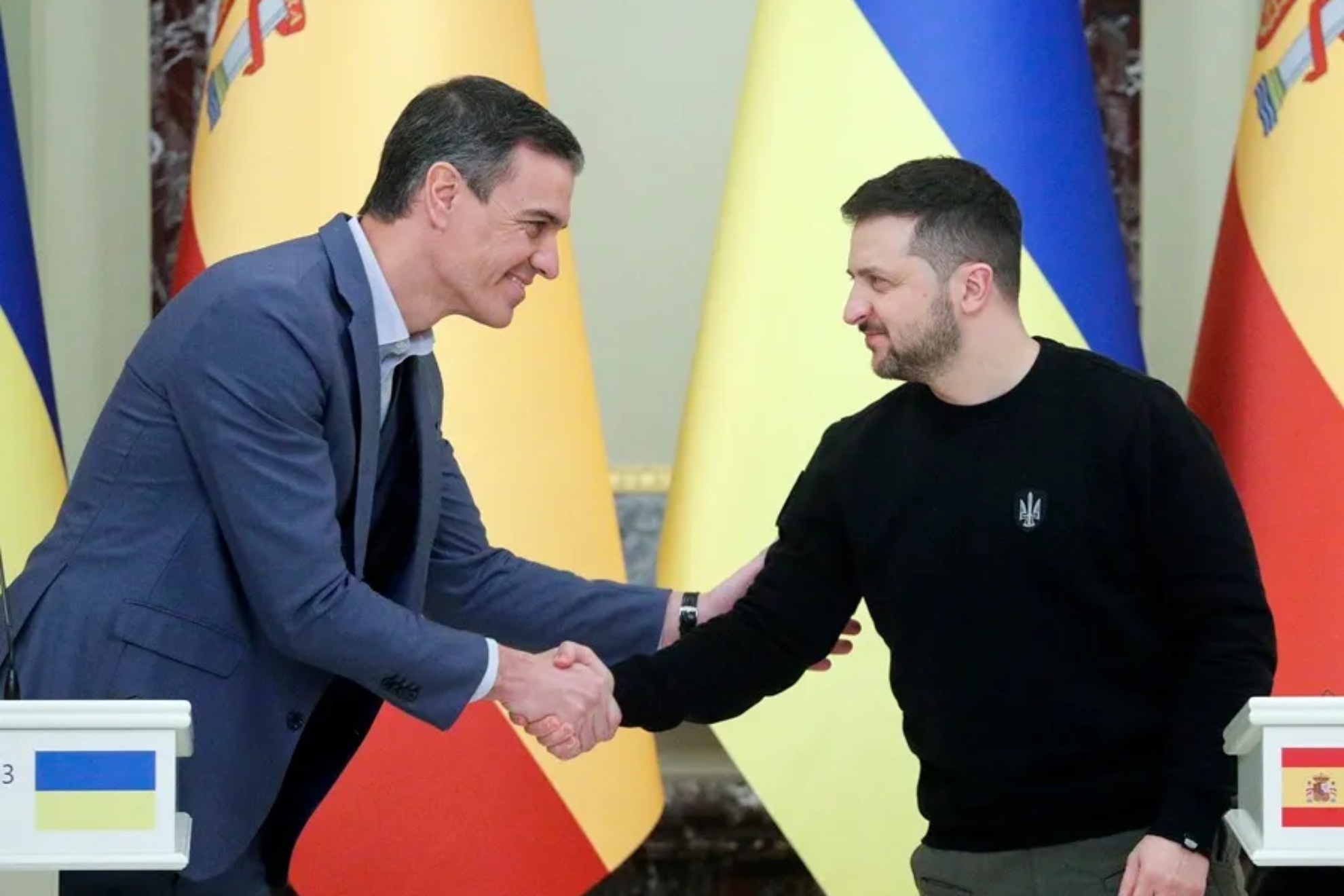 Zelenski y Pedro  Sánchez se saludan en uno de sus encuentros.
