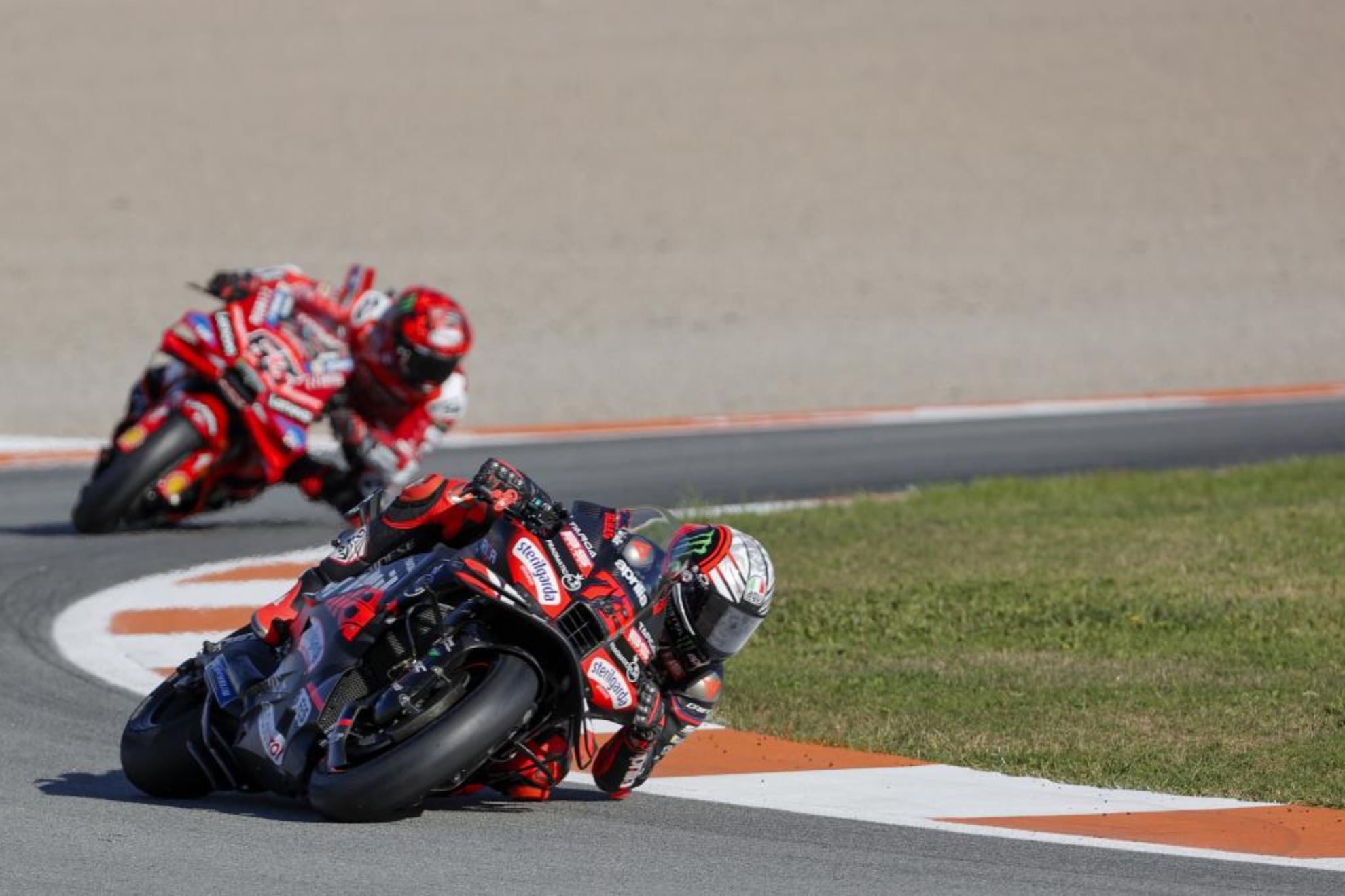 Bezzecchi, con Bagnaia detrás, en Cheste.