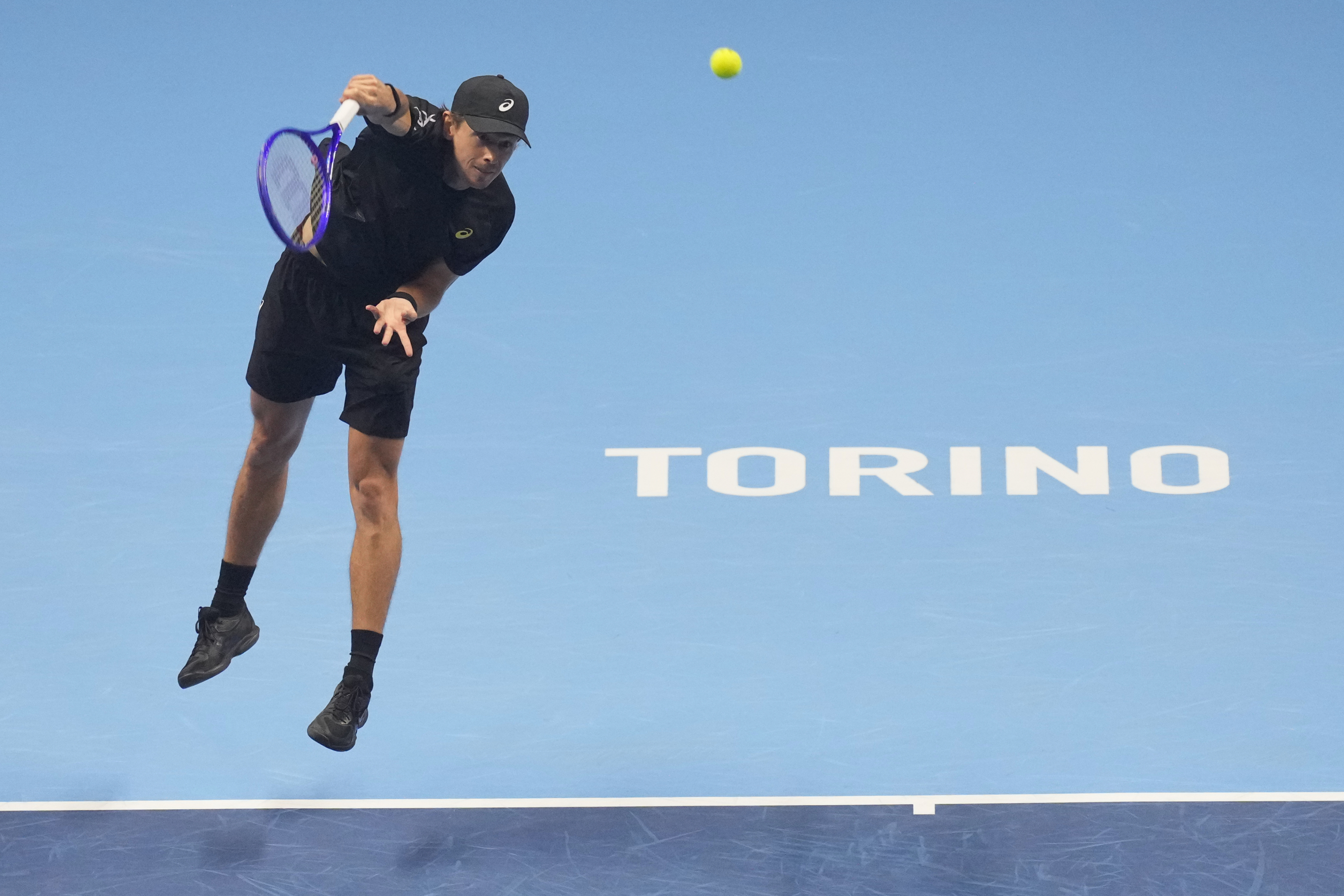 De Miñaur, en el momento del saque.