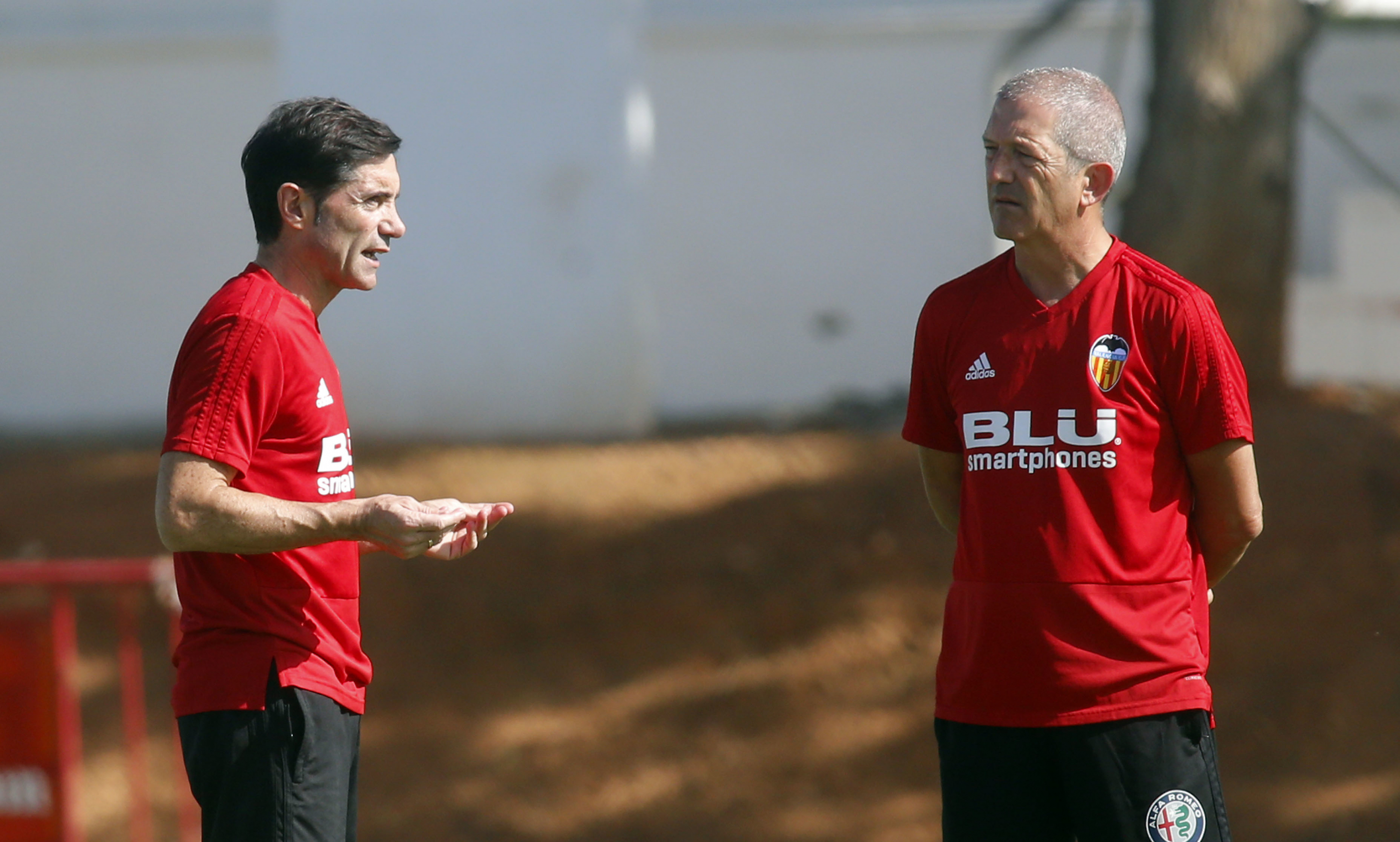 Marcelino habla con José Carrascosa durante el entrenamiento en Valencia.