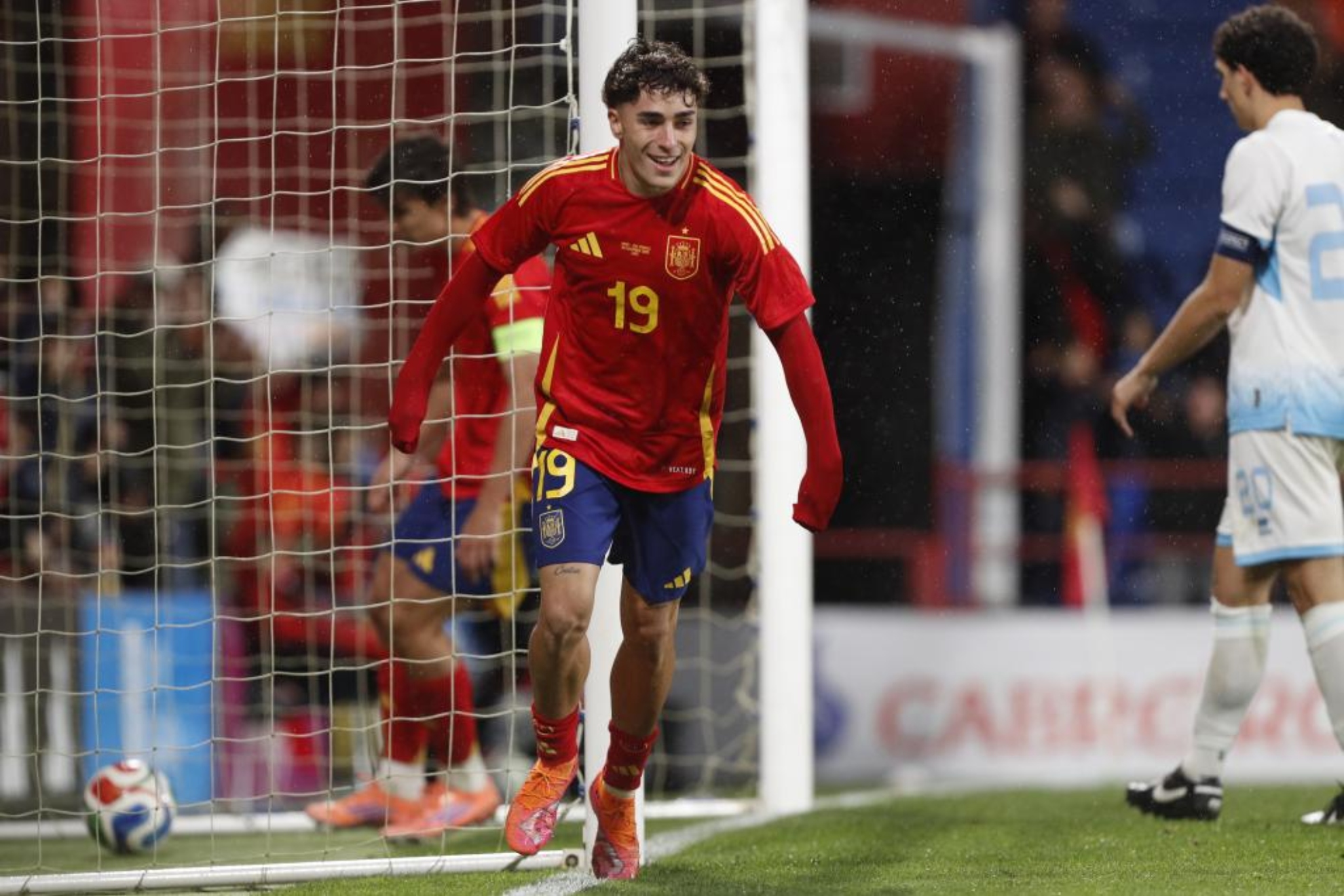 Jan Virgili celebrando uno de sus goles a San Marino.