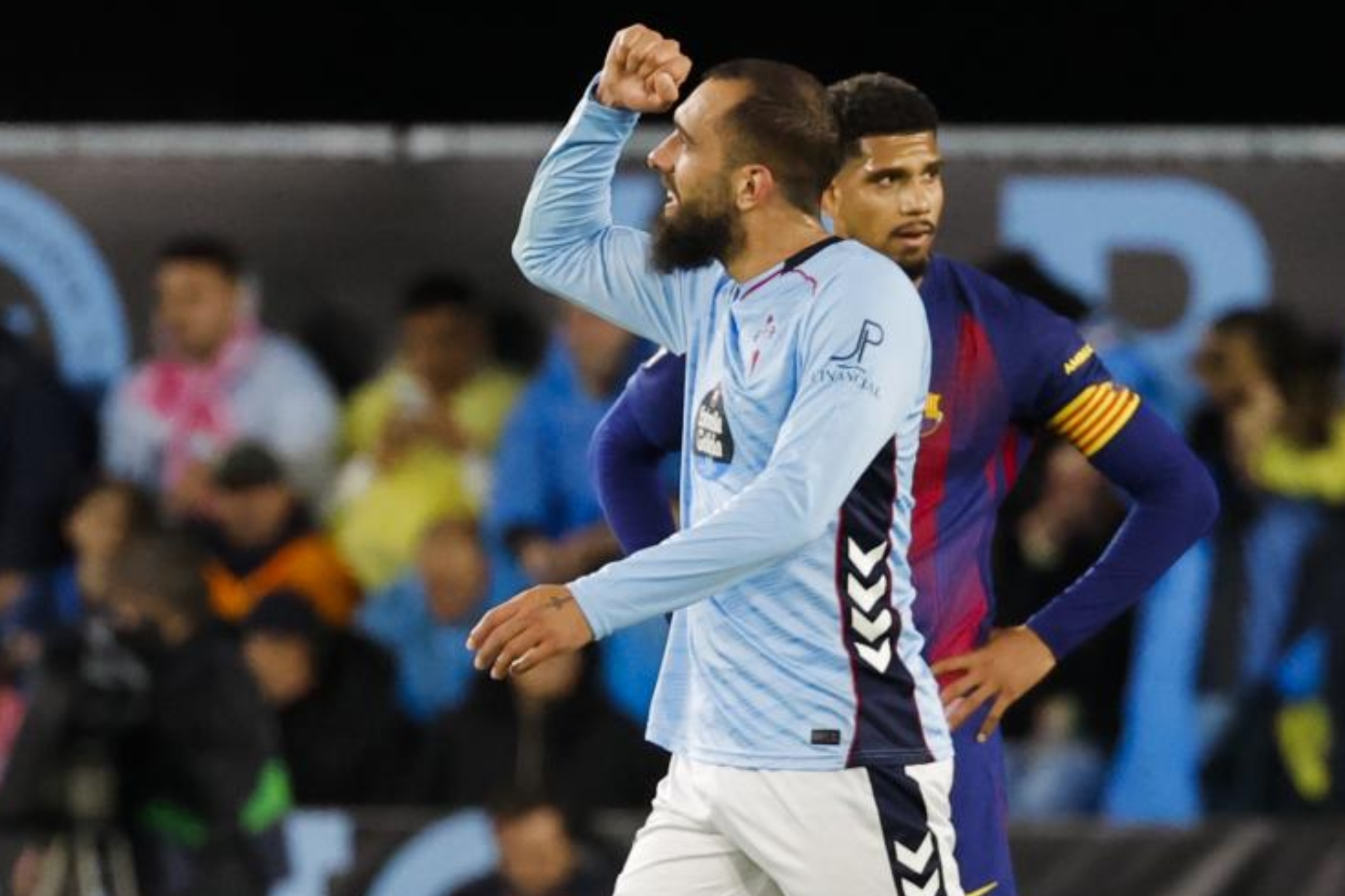 Borja Iglesias celebra su gol ante el Barcelona.