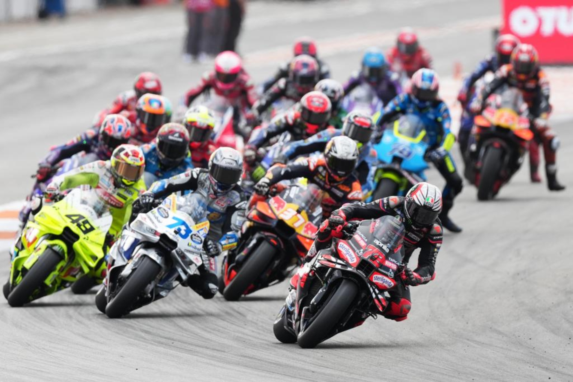 Bezzecchi lidera tras la salida.