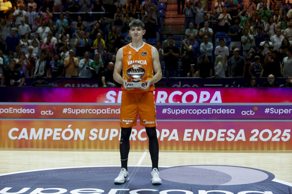 Sergio De Larrea, con el galardón de MVP de la Supercopa Endesa.