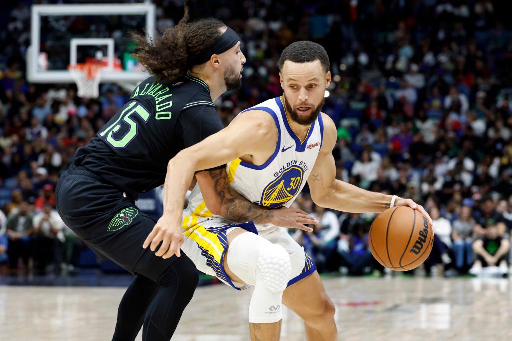 Stephen Curry maneja el balón ante la presión defensiva de Jose Alvarado.