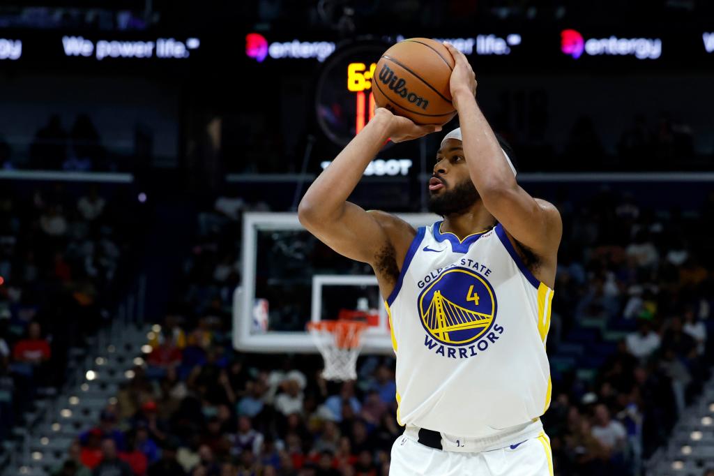 Moses Moody lanzando uno de sus triples ante los Pelicans.