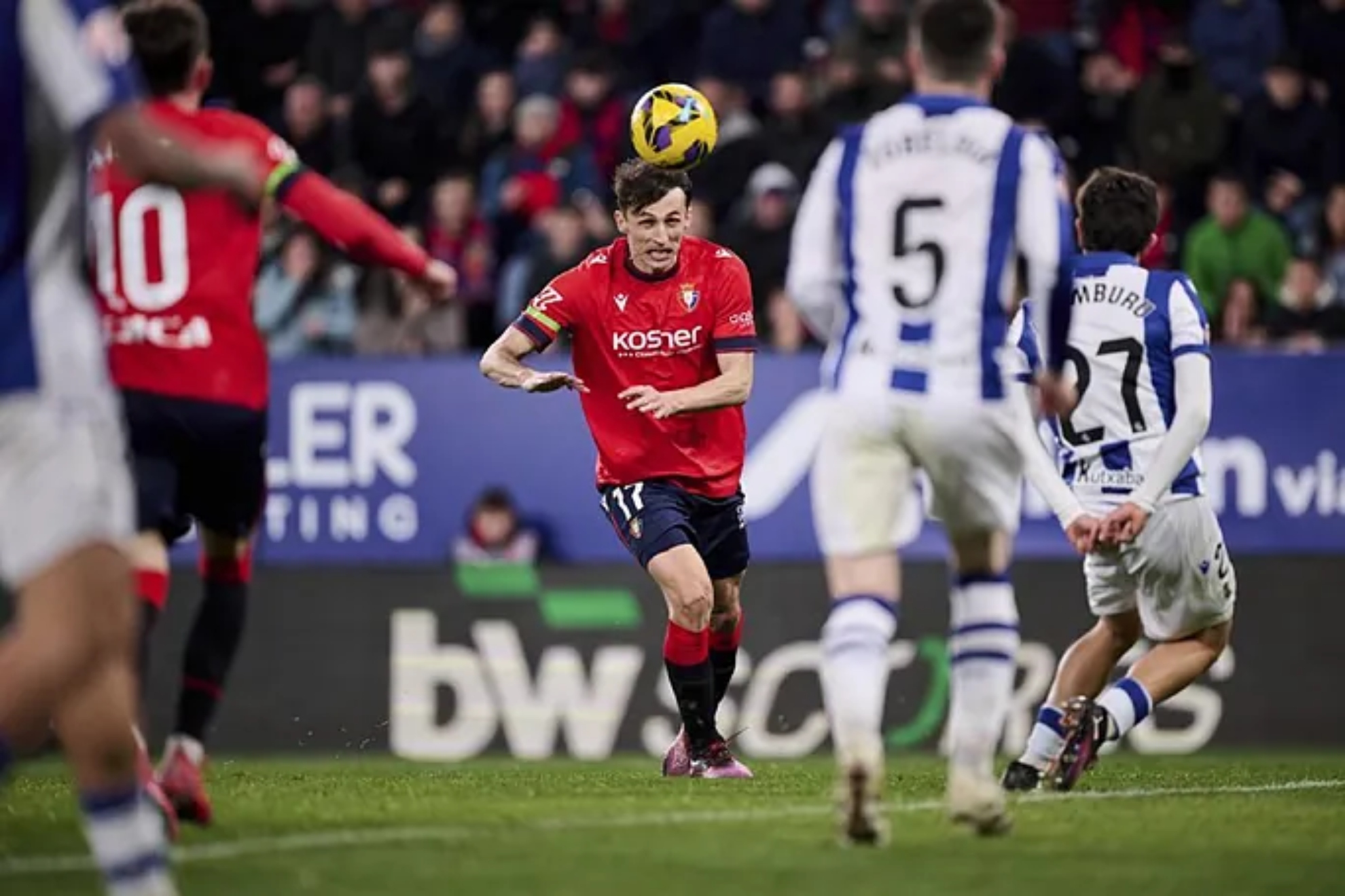 Con este cabezazo, Ante Budimir marcó uno de los goles de Osasuna ante la Real.