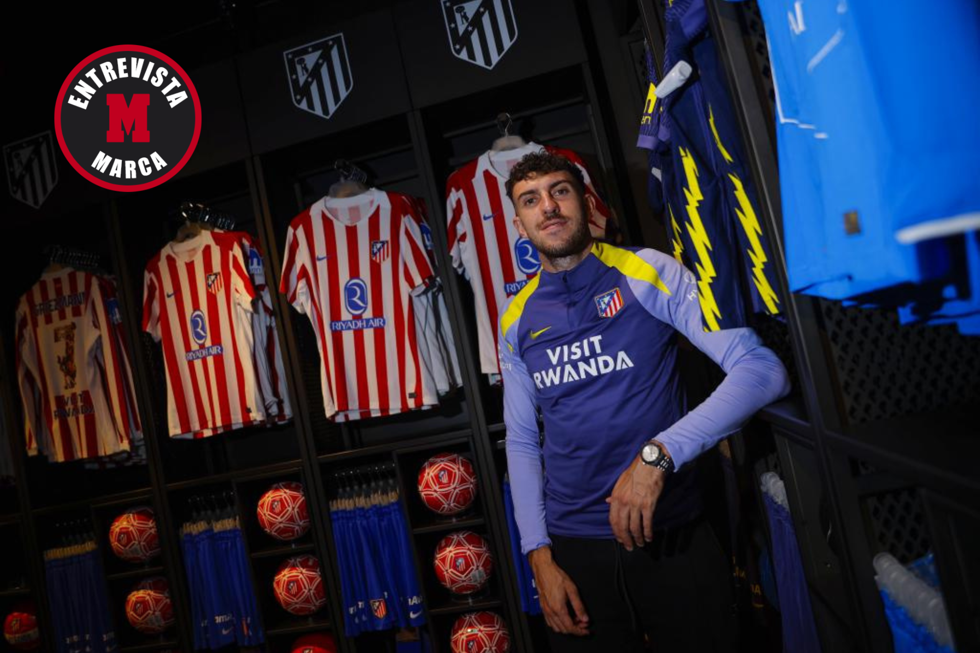 Ruggeri posa en la tienda del Atlético del Cerro del Espino.