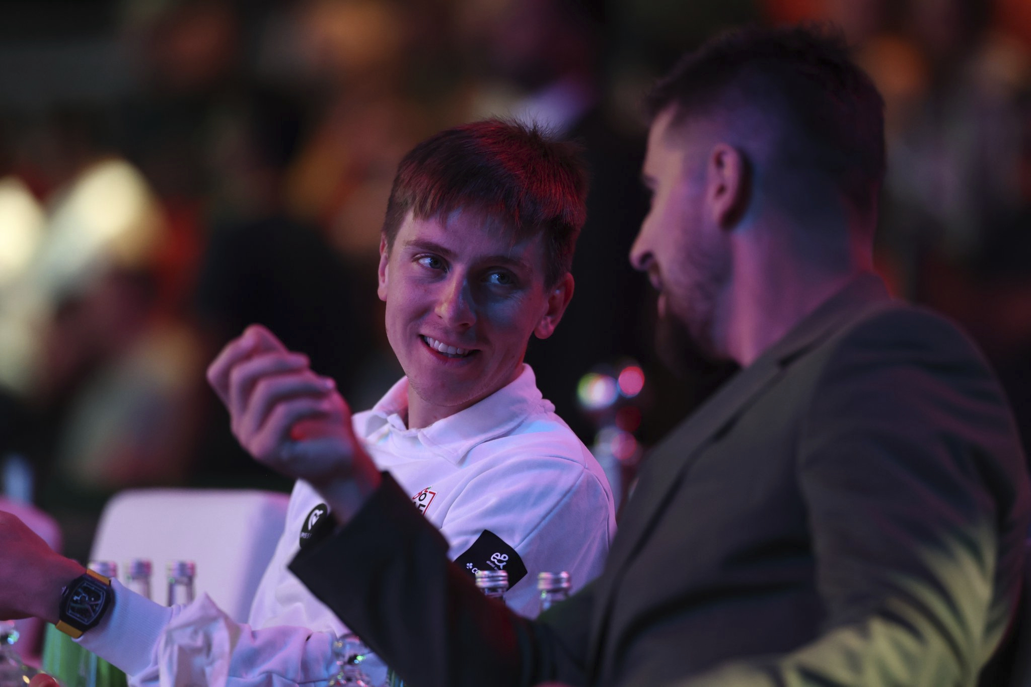 Pogacar, hablando con Sagan en el acto.