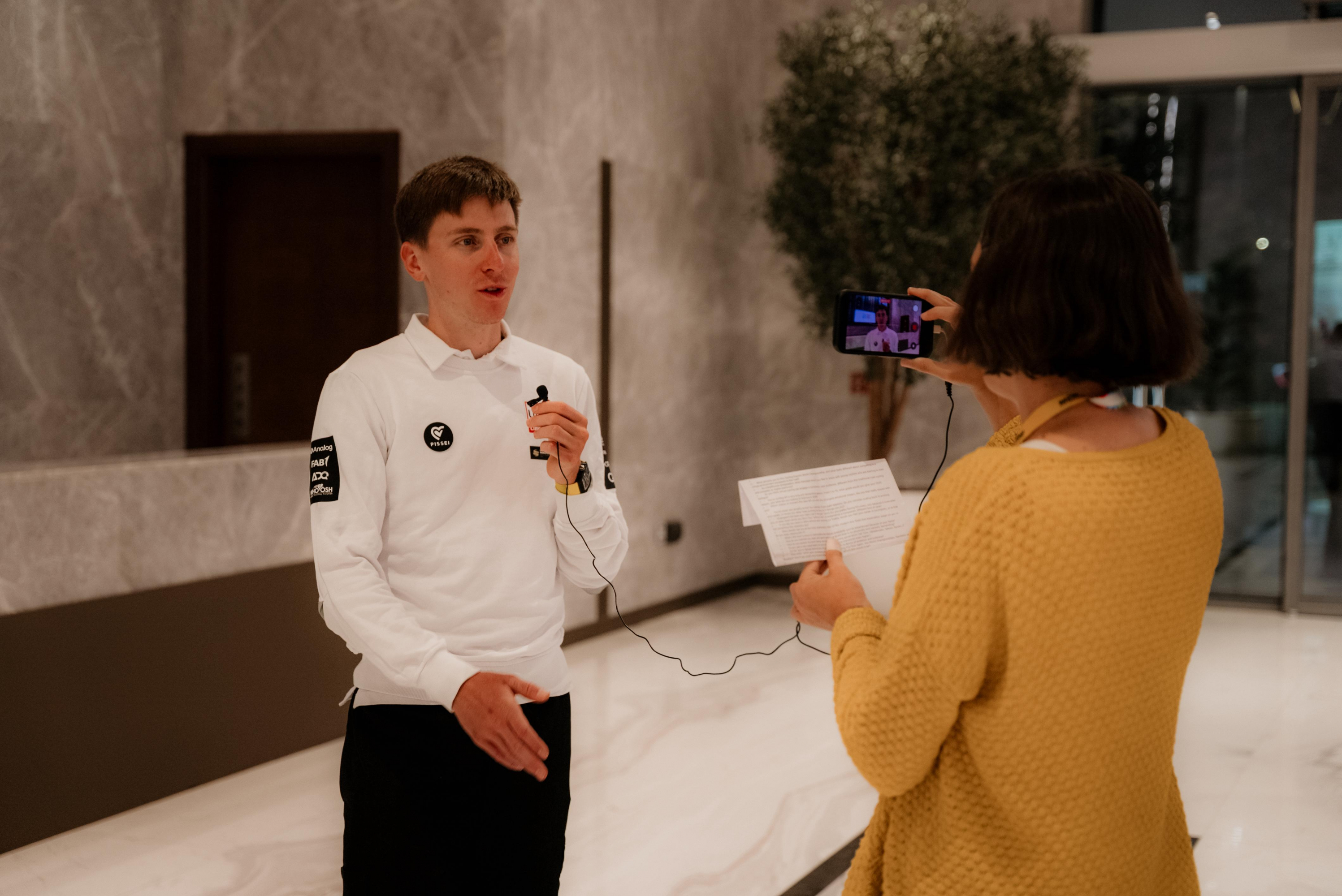 Pogacar, respondiendo a las preguntas de MARCA.