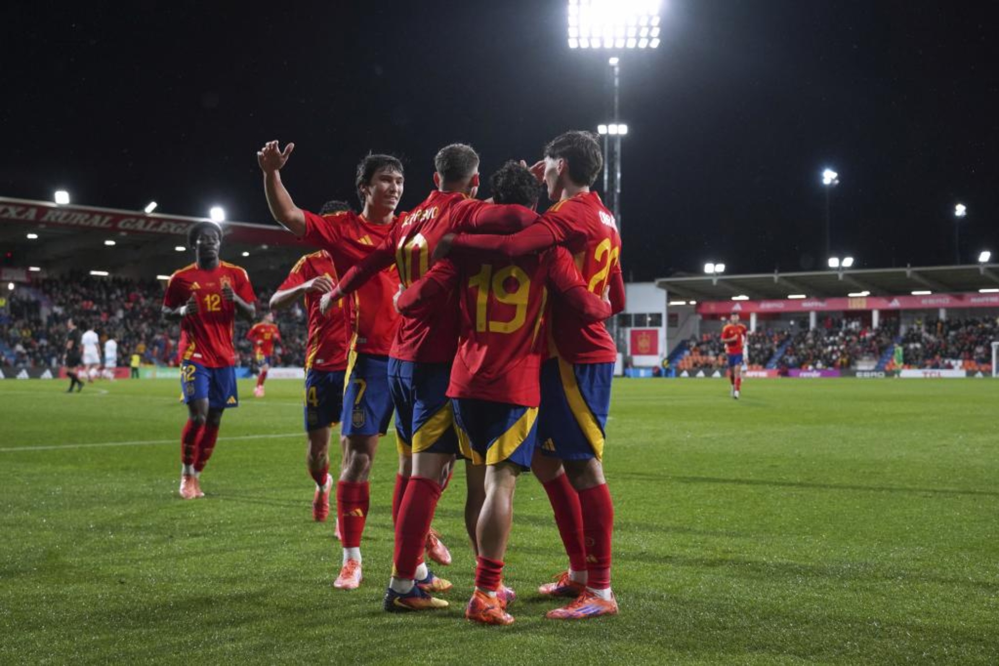 Futbolistas de la sub 21 celebrando un tanto ante San Marino.