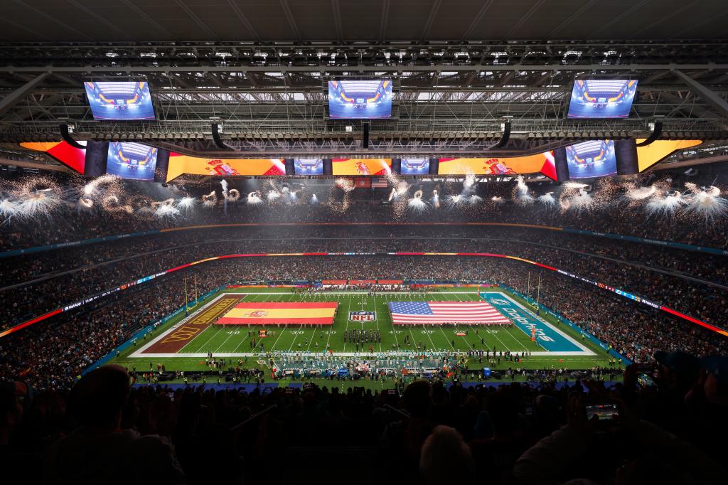 Estadio Santiango Bernabeu durante el himno nacional antes del encuentro de la NFL. (AP Foto/Manu Reino)