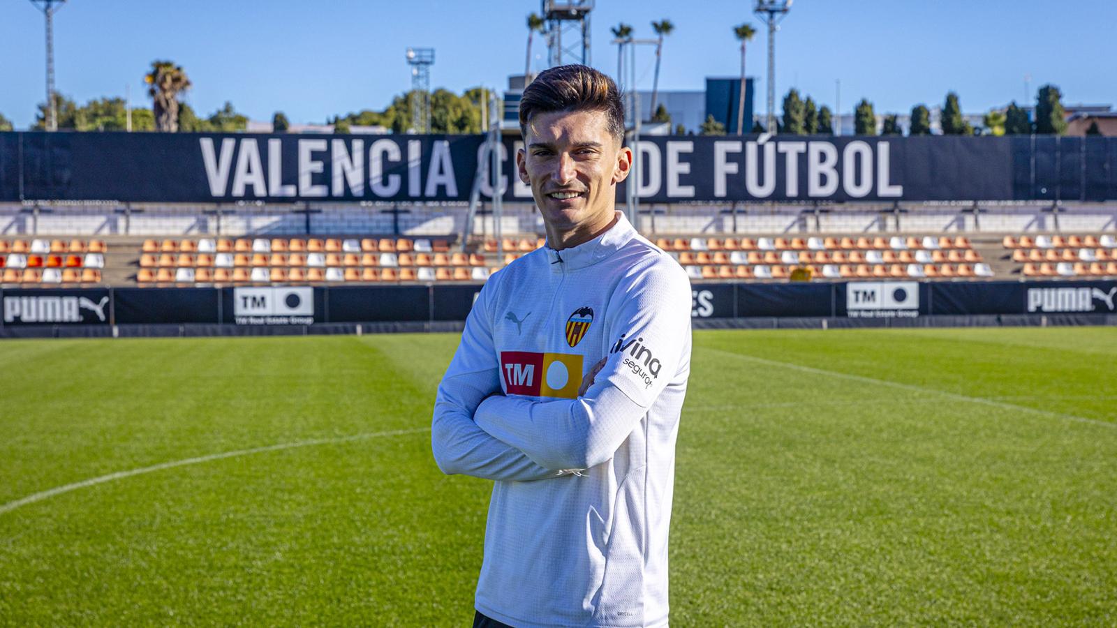 Pepelu posa para los medios del club.