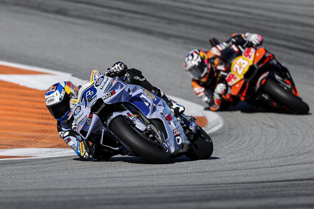 Álex Márquez, en el test, delante de Bastianini.