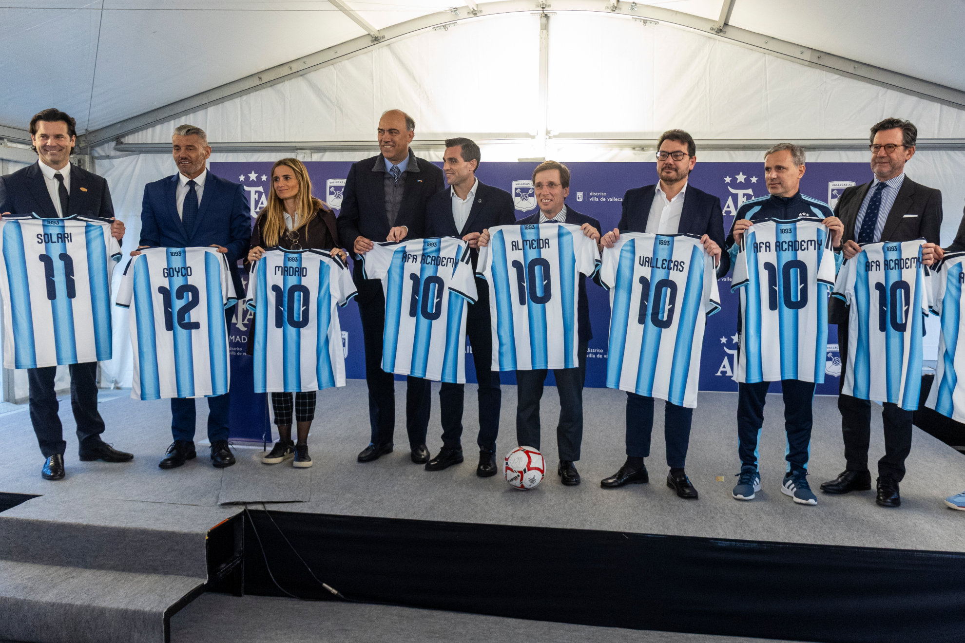 Las autoridades posan con la camiseta argentina tras el acto de ayer en Vallecas.