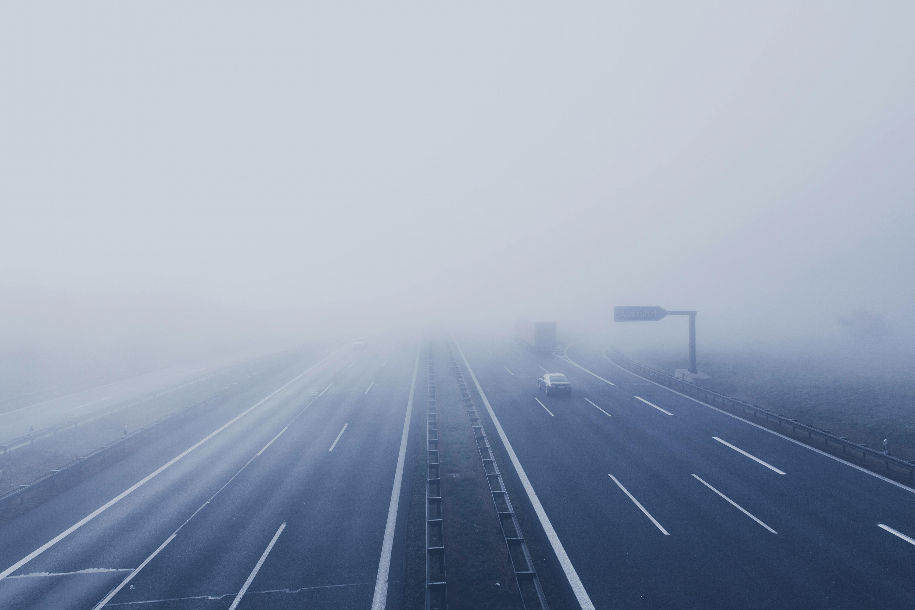 La niebla resulta más peligrosa cuanto mayor es la velocidad.
