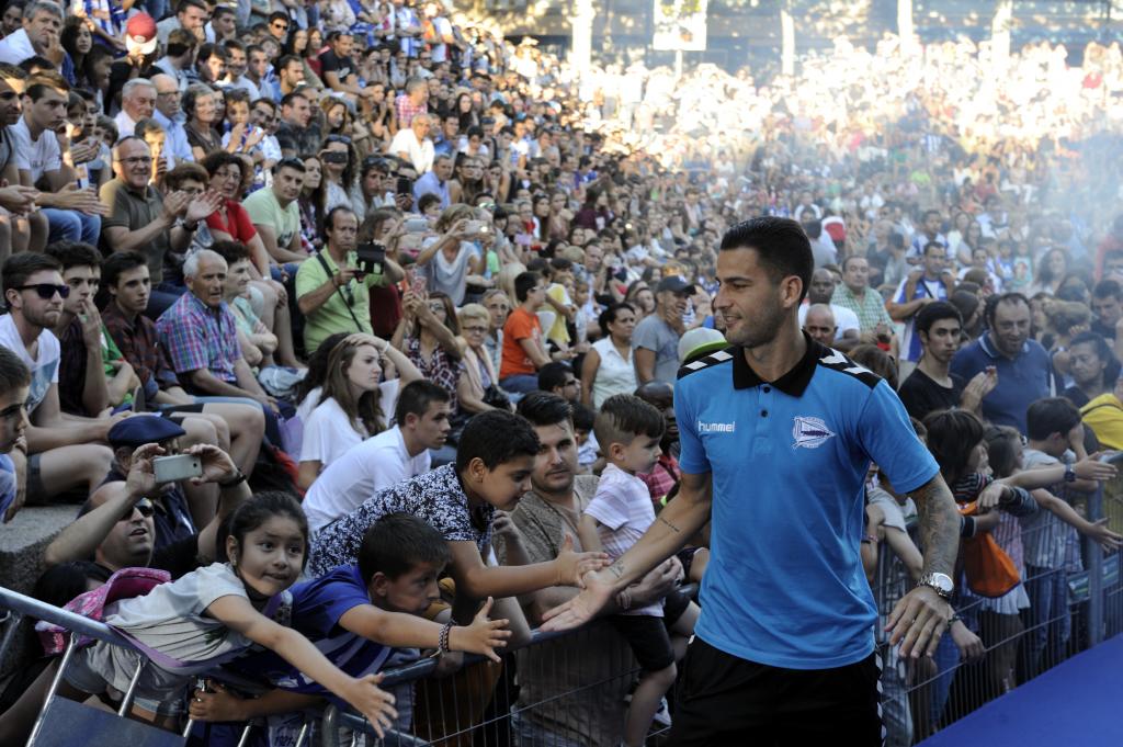 PRESENTACIÓN DEL EQUIPO A LA AFICIÓN EN LA PLAZA DE LOS FUEROS DEL CENTRO DE LA CIUDAD