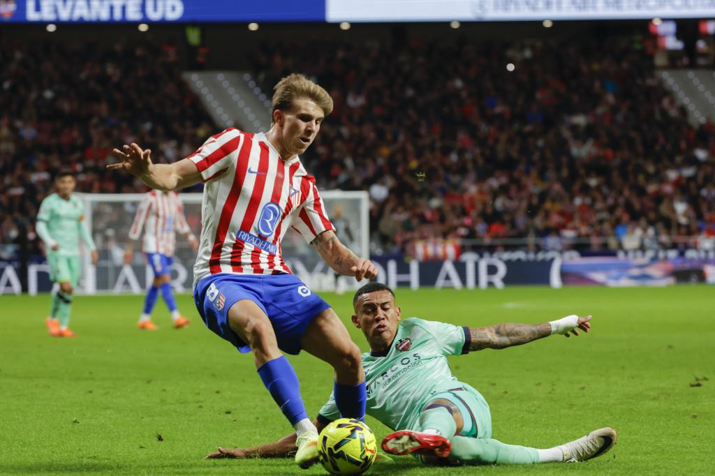 El centrocampista del Atlético de Madrid Pablo Barrios compite por un balón con el centrocampista del Levante Kervin Arriaga