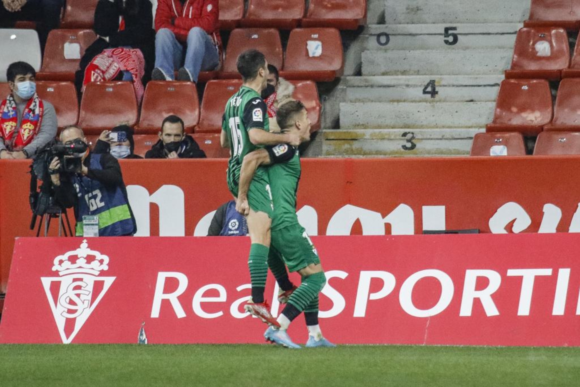 Corpas celebra un gol del Eibar en El Molinón